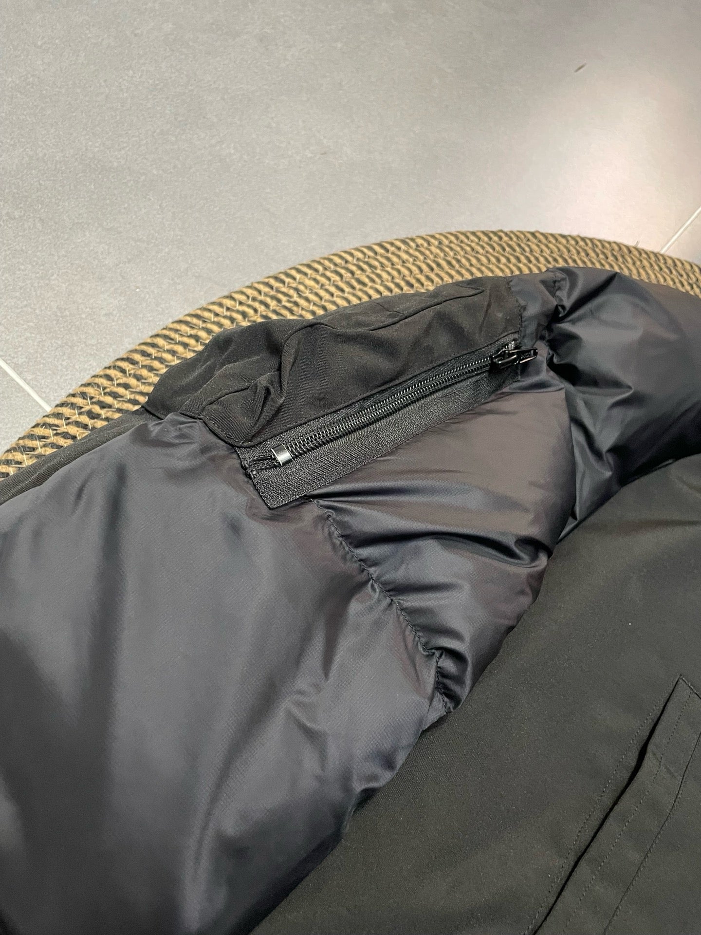 weiße und schwarze Jacke