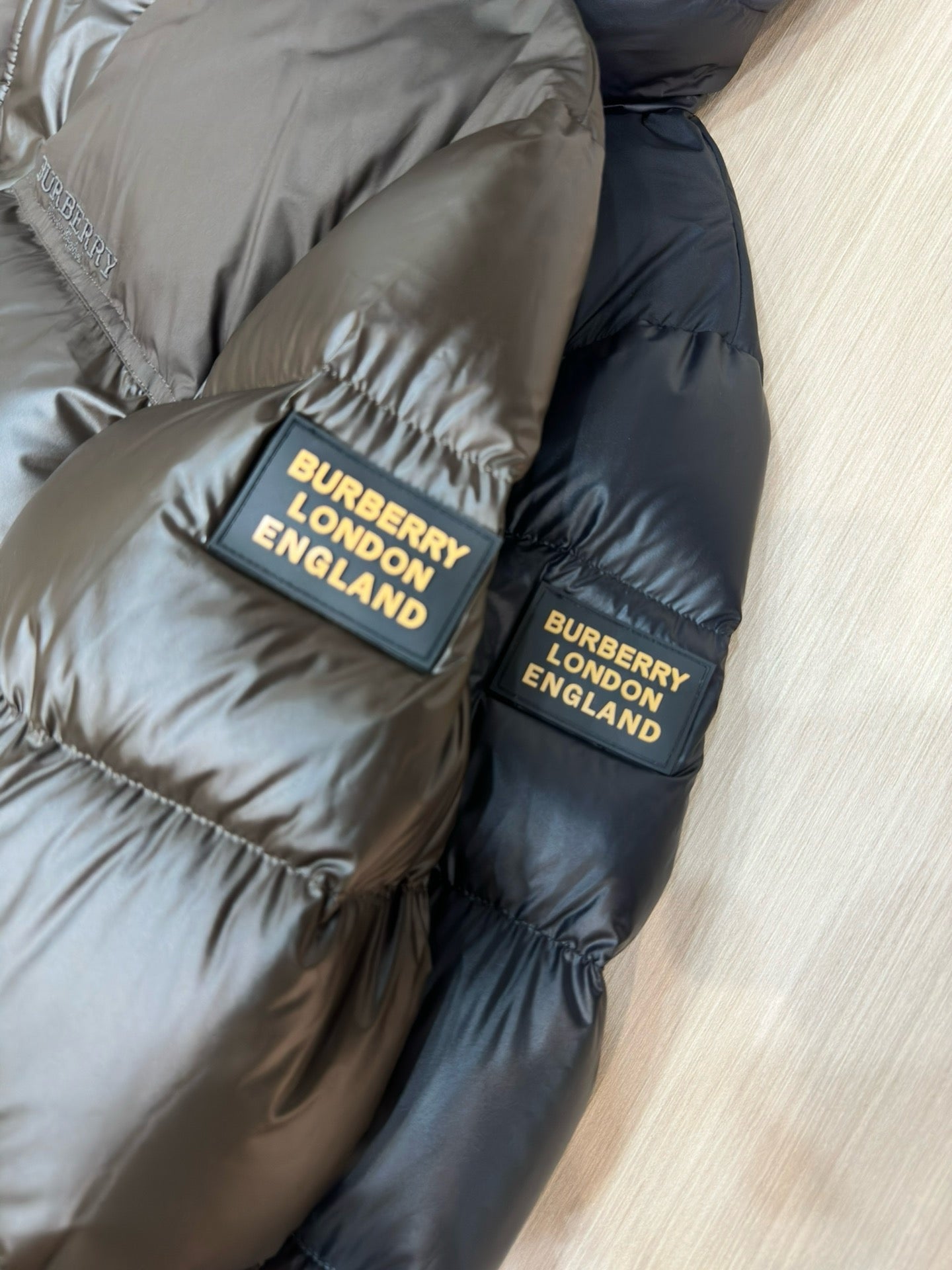 Schwarze und dunkelblaue Jacke
