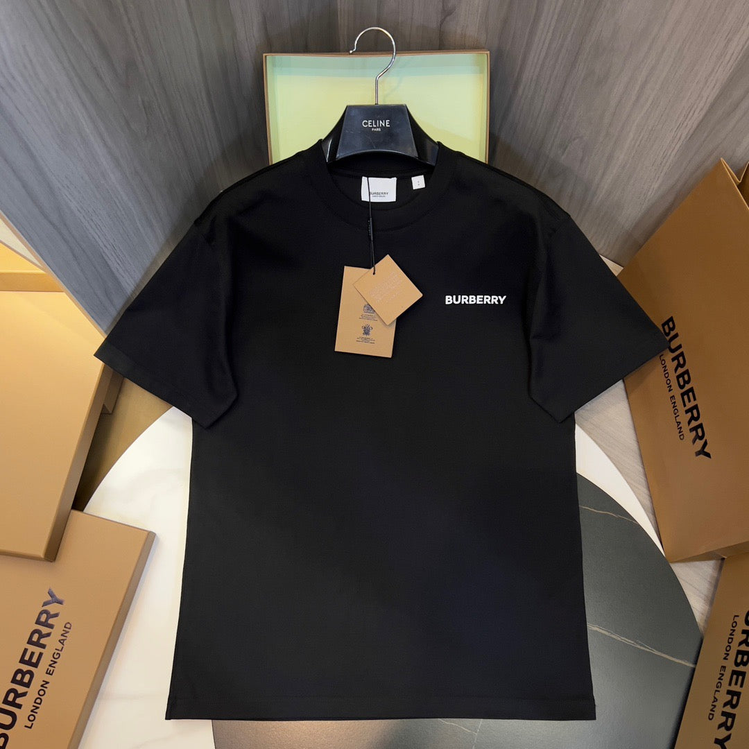 Schwarz-weißes T-Shirt