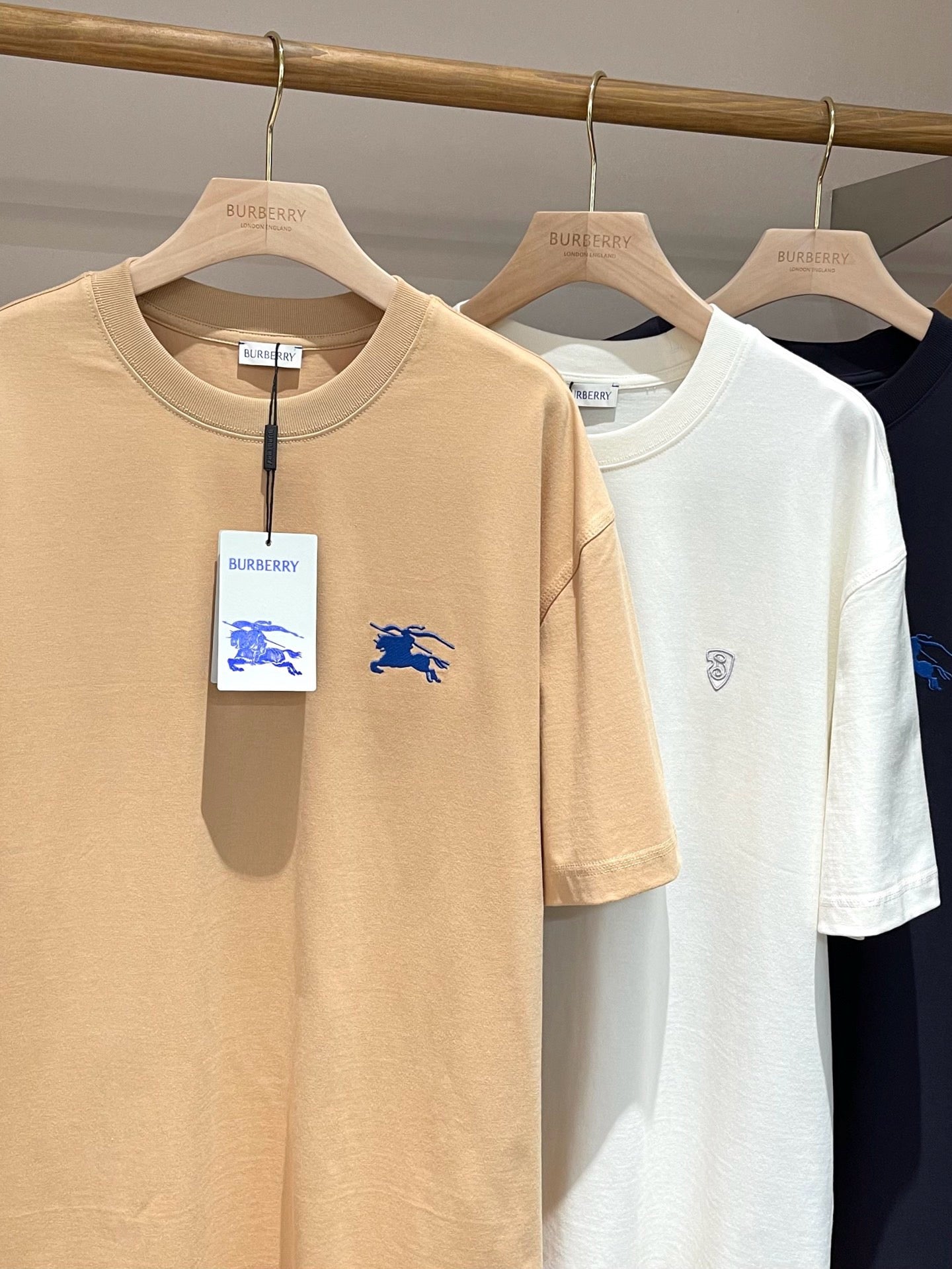 Dunkelblaues und khakifarbenes T-Shirt