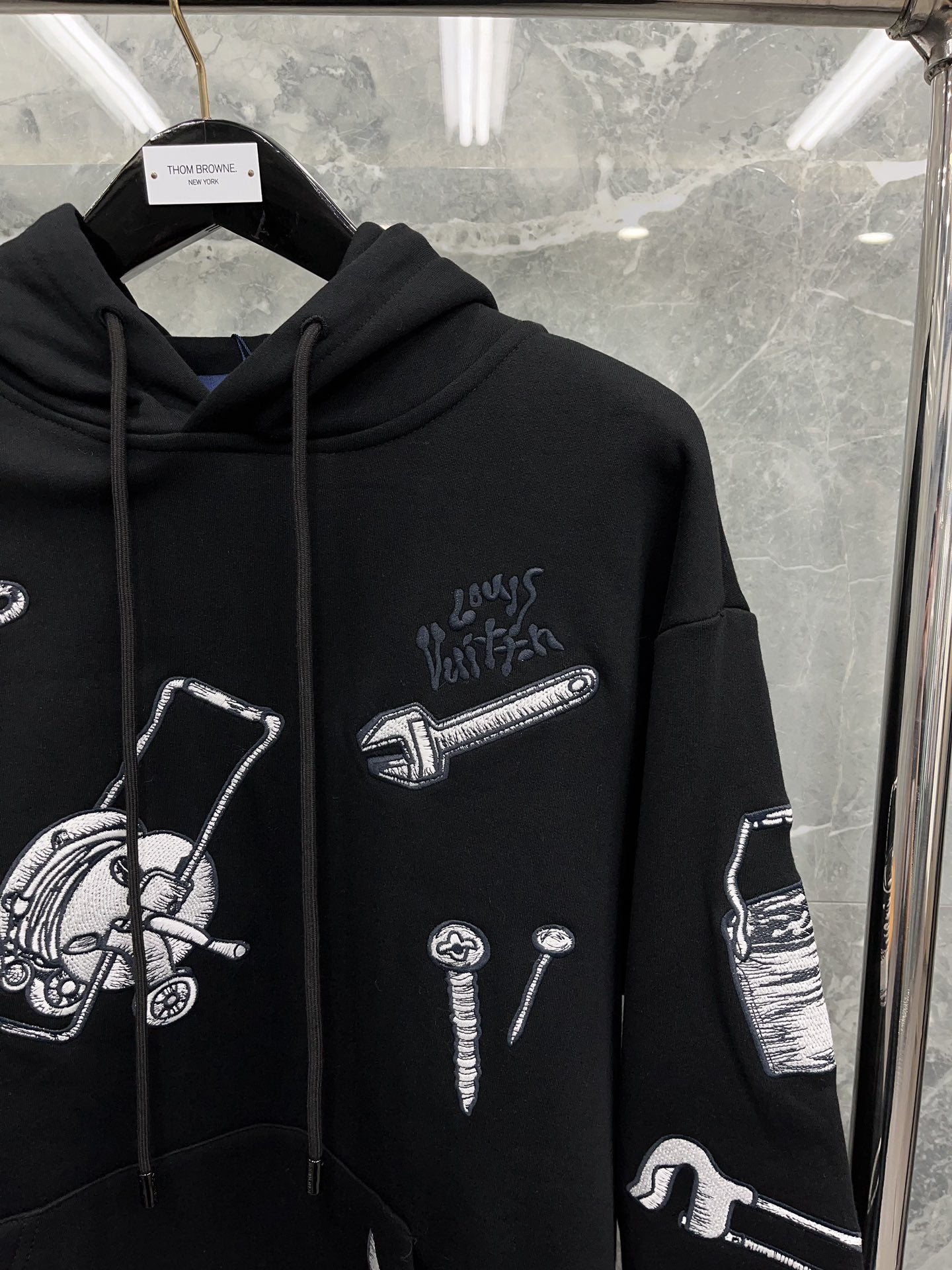 Schwarzer Hoodie
