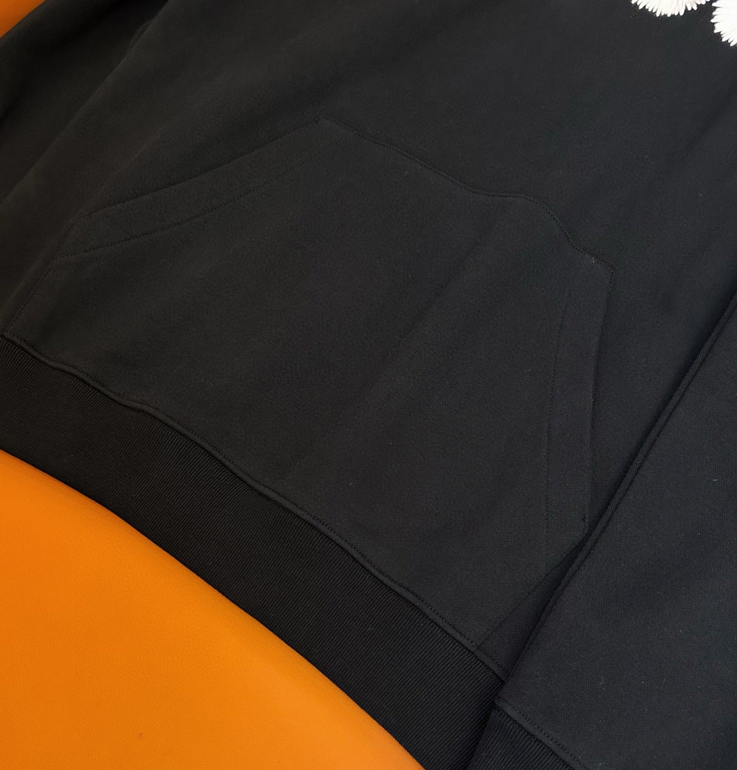 Schwarz-weißer Hoodie