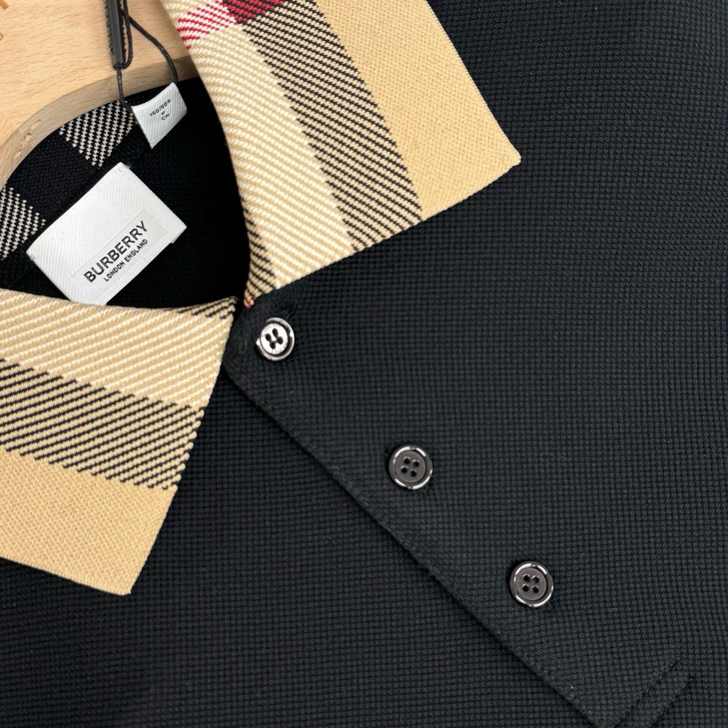 schwarzes und weißes Poloshirt