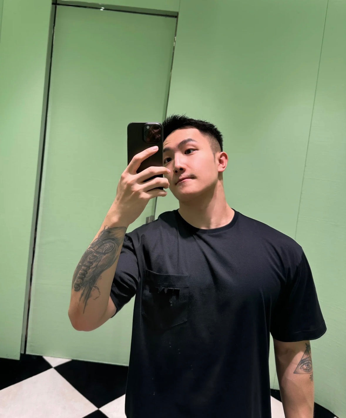 تي شيرت أبيض وأسود