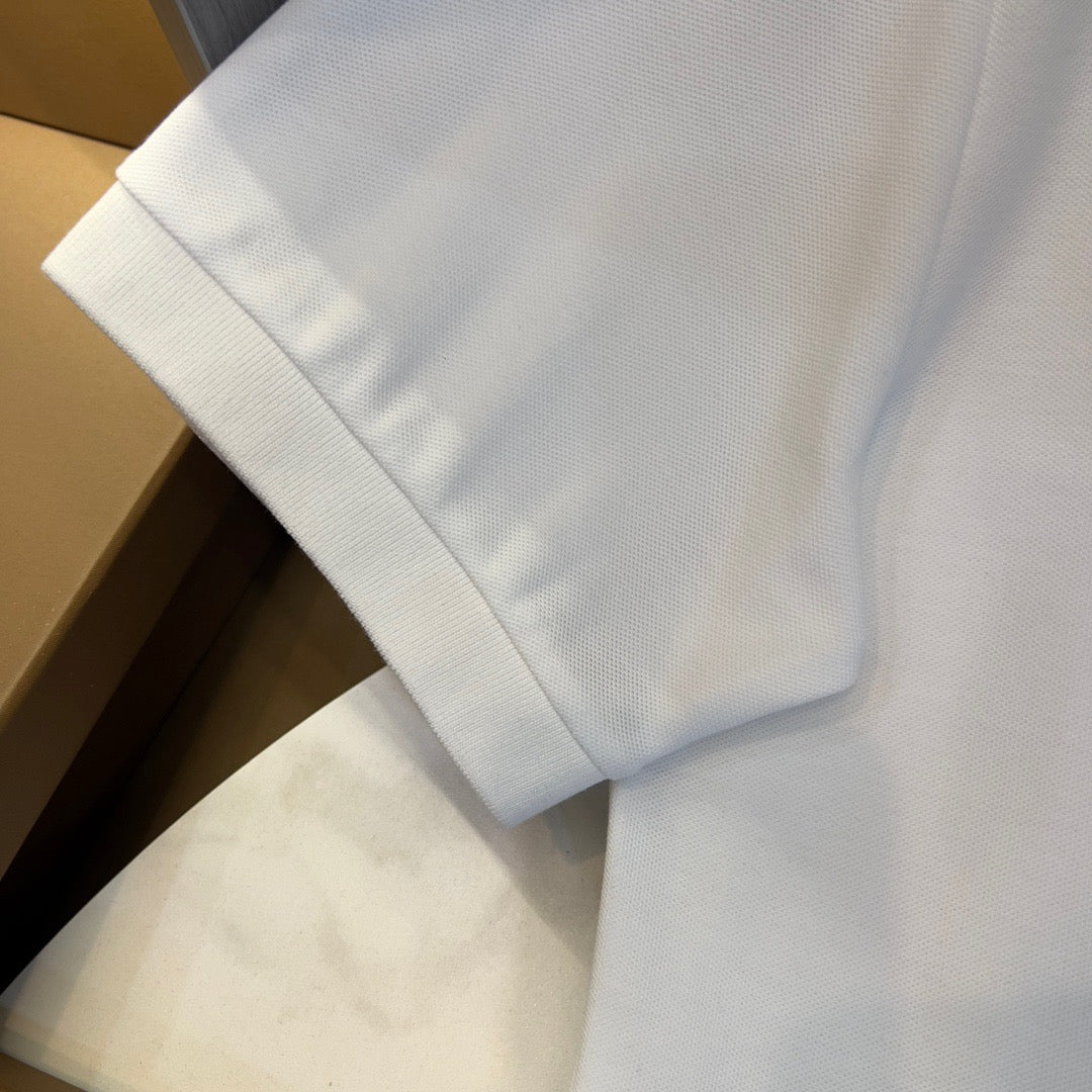 schwarzes und weißes Poloshirt