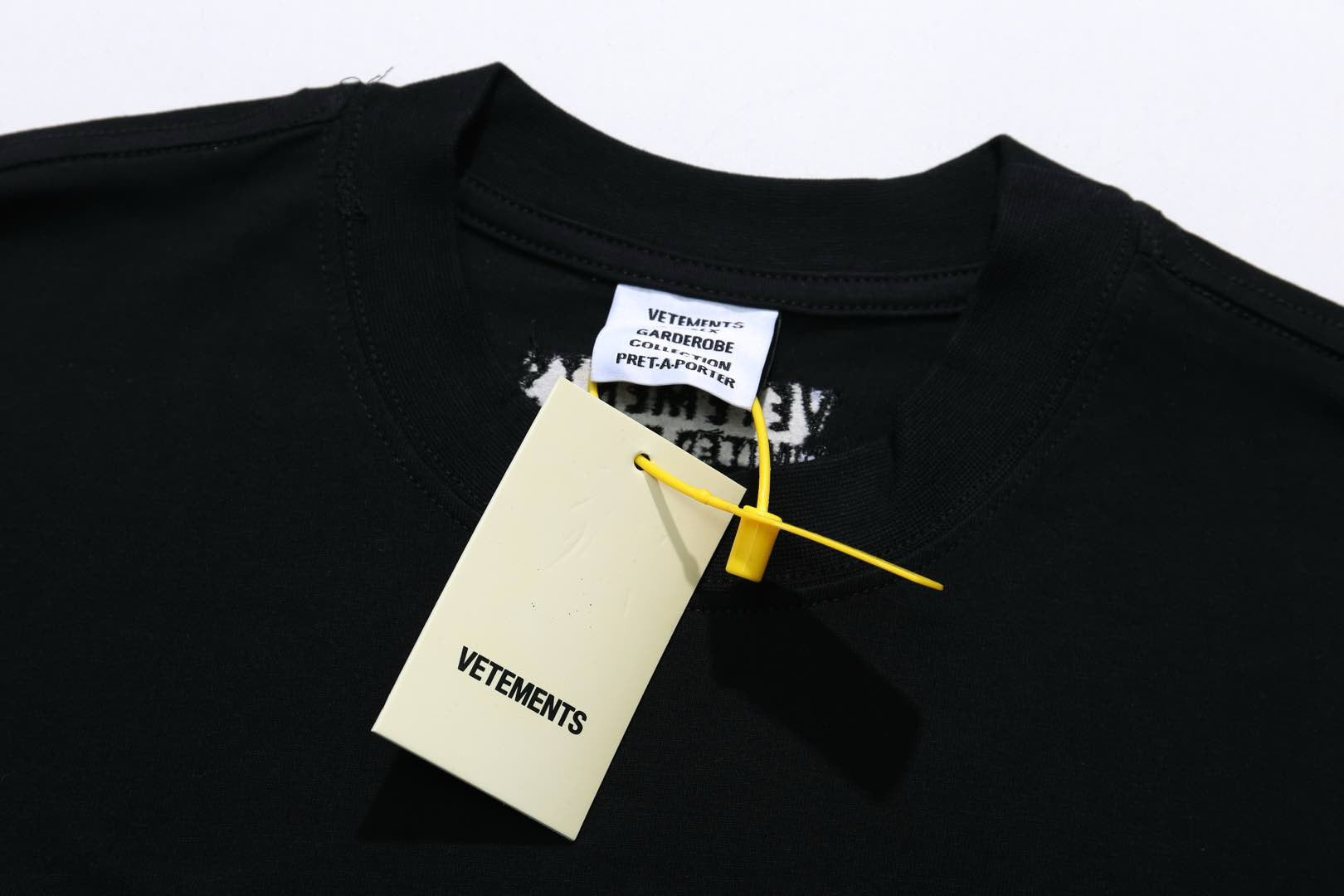 Weißes und schwarzes T-Shirt