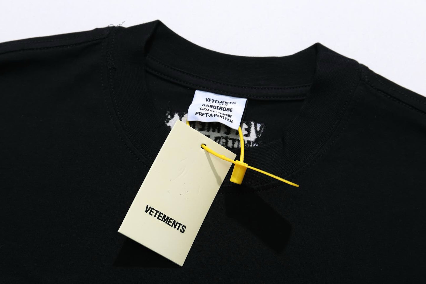 تي شيرت أبيض وأسود