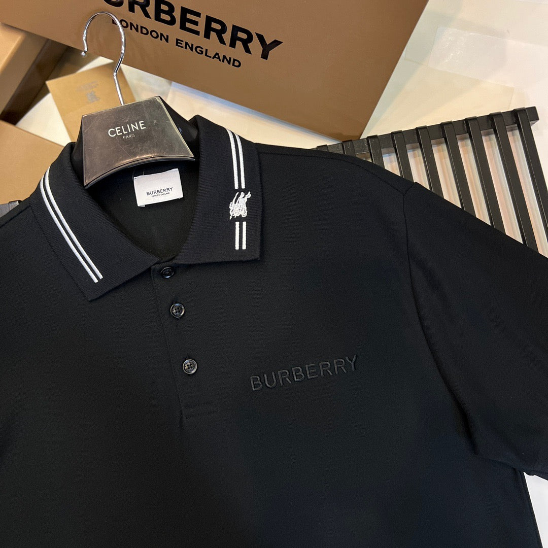 schwarzes und weißes Poloshirt