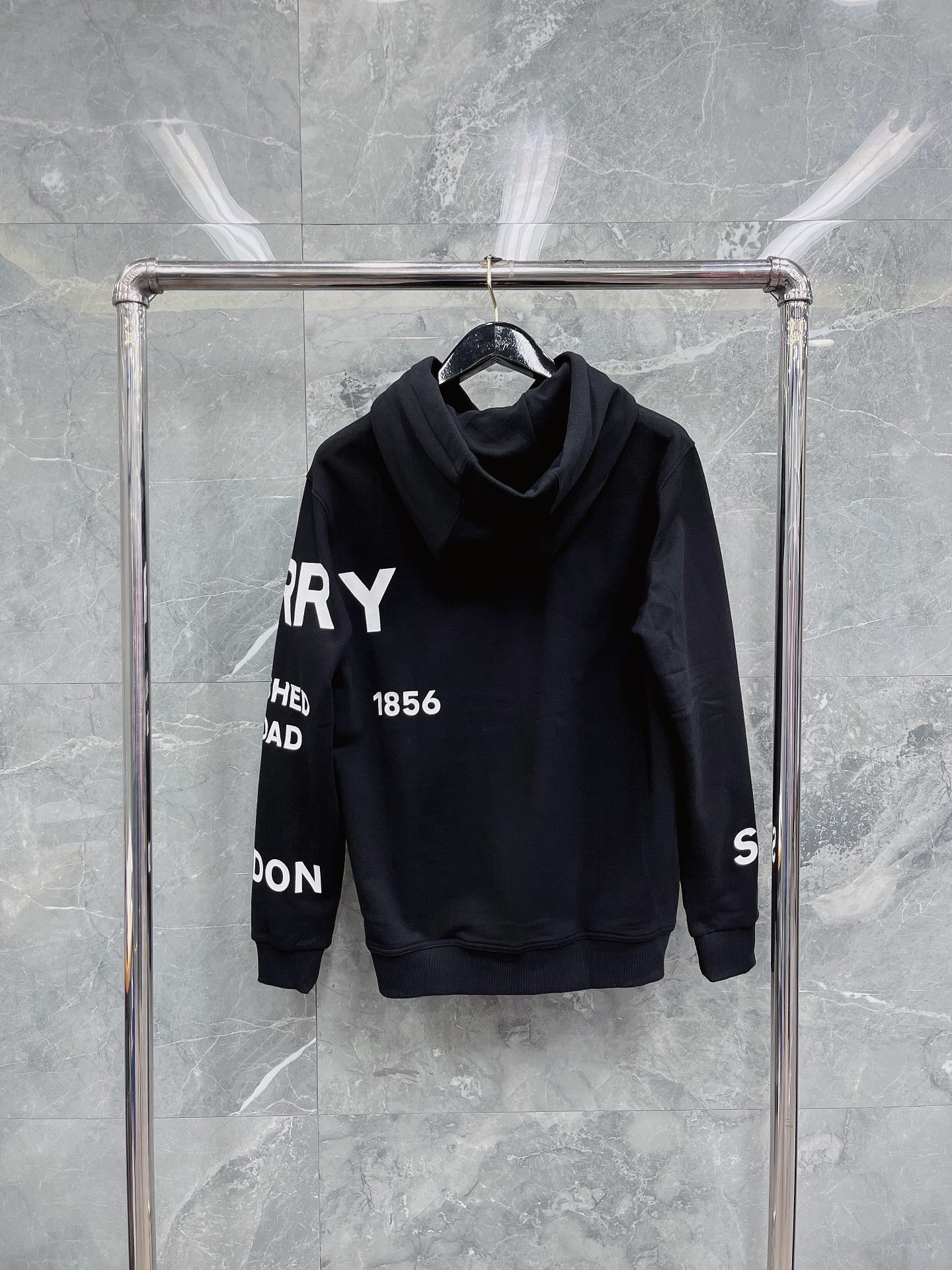 هودي أسود وبرتقالي فاتح وأبيض