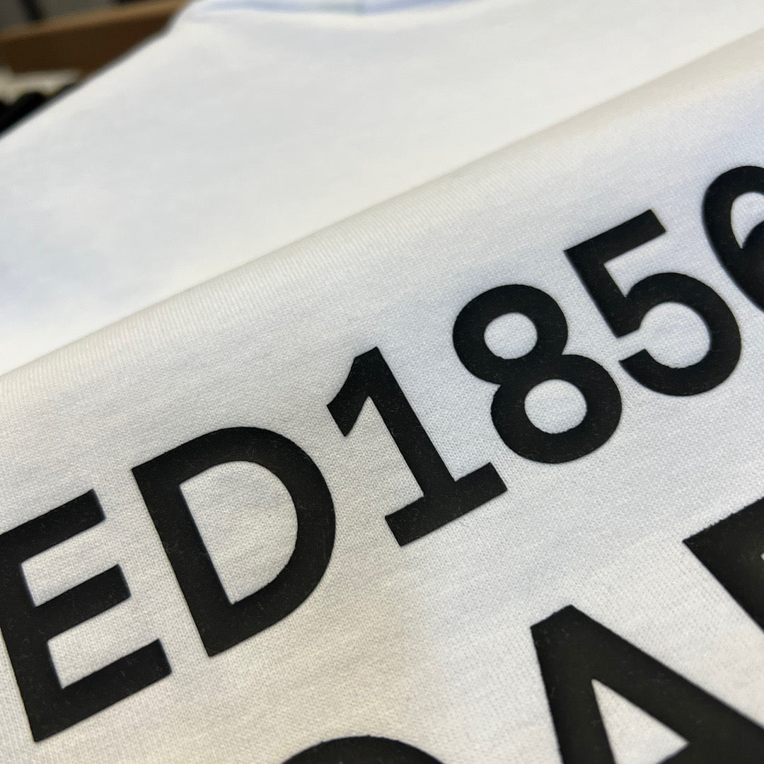 تي شيرت أبيض وأسود