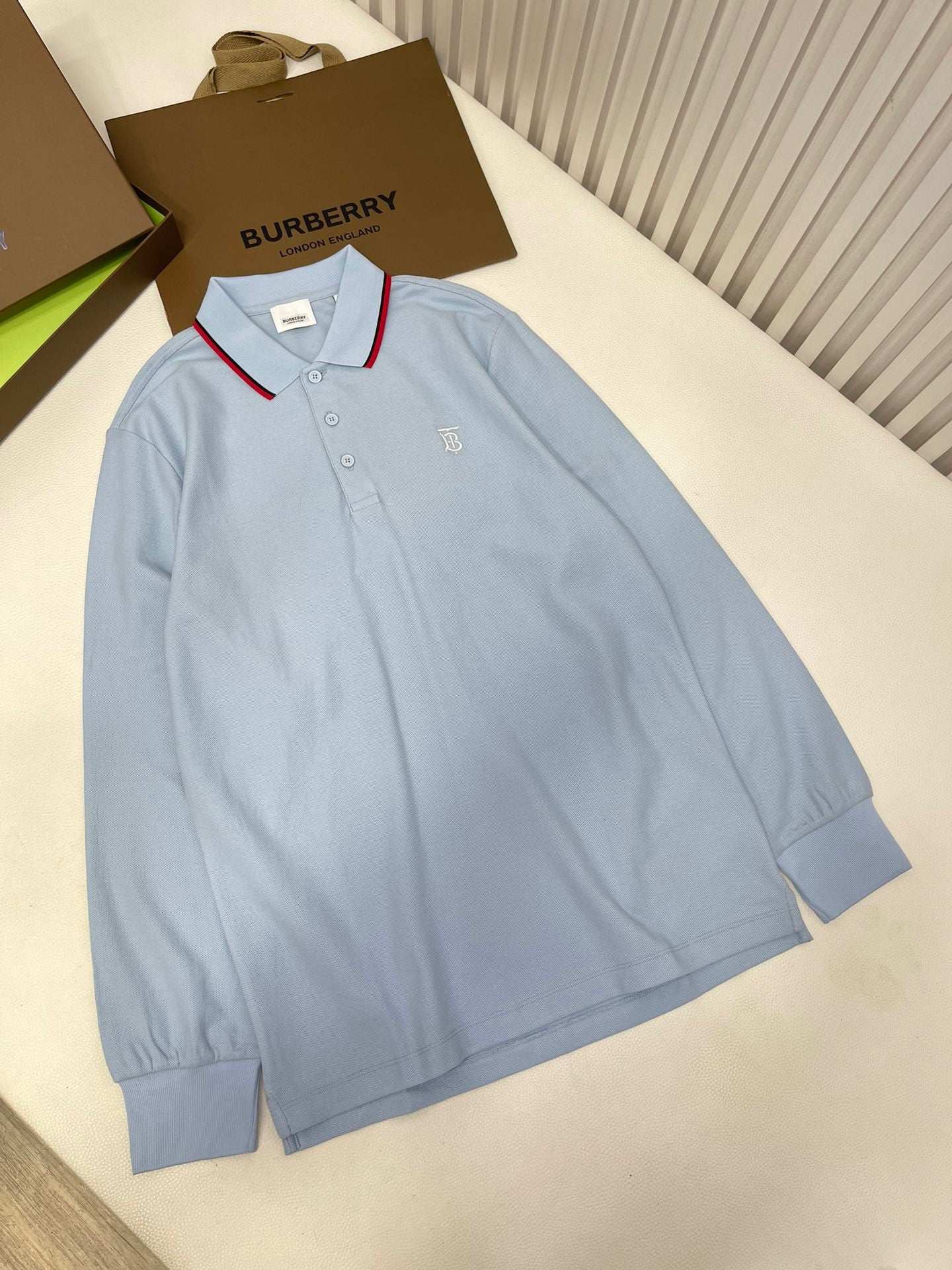 Poloshirt in Schwarz, Weiß, Marineblau und Hellblau