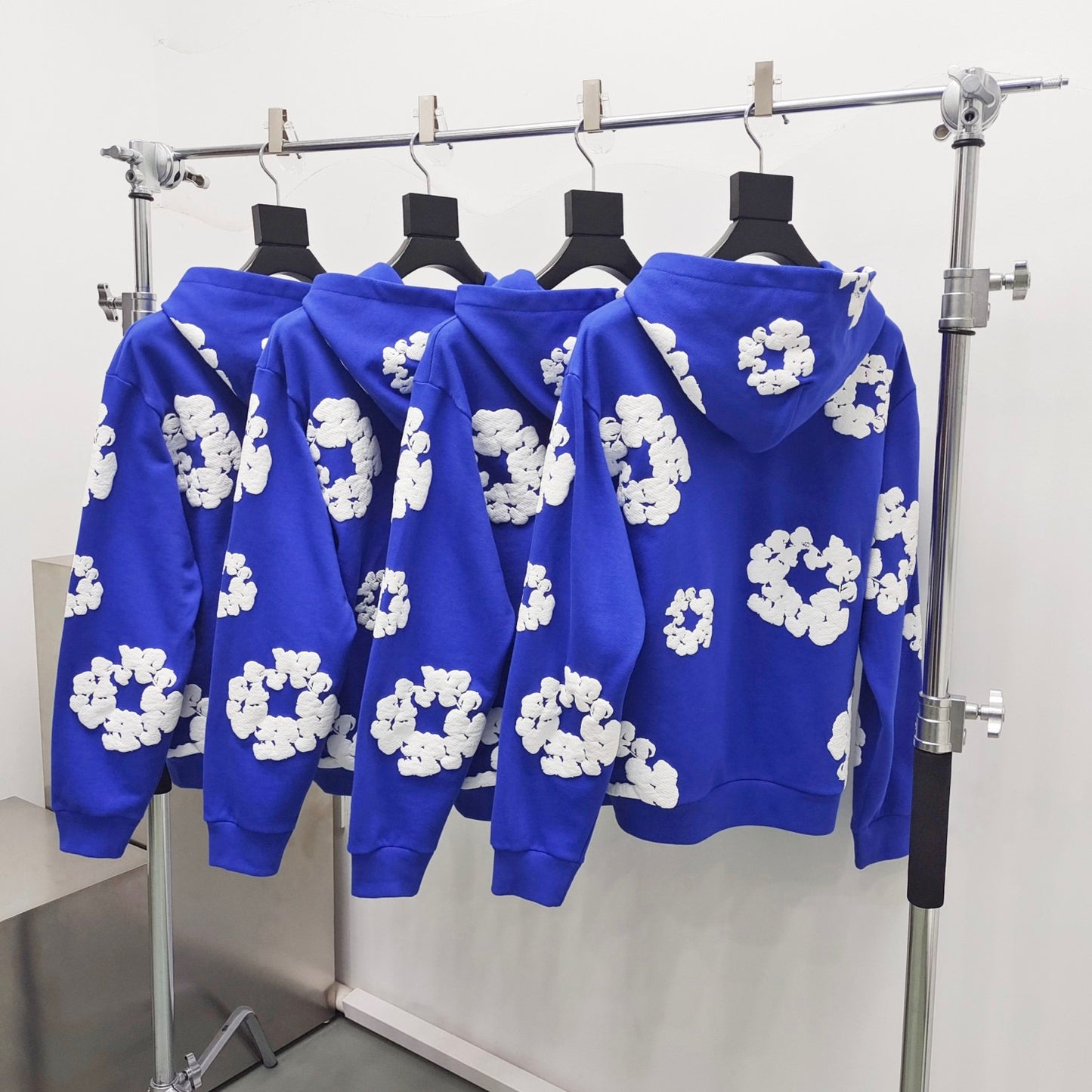 هودي باللونين الوردي والأزرق