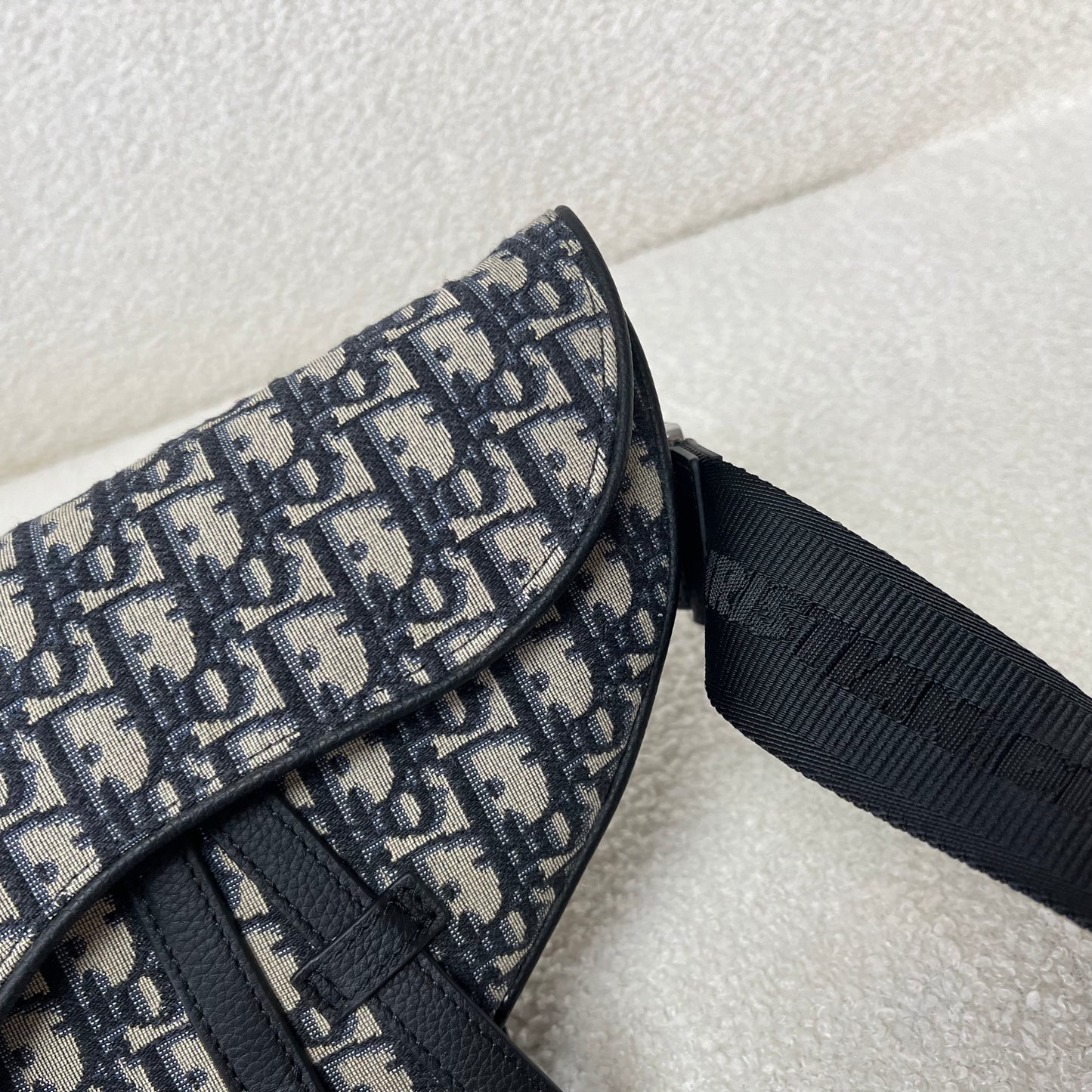 Blaue und schwarzgraue Tasche