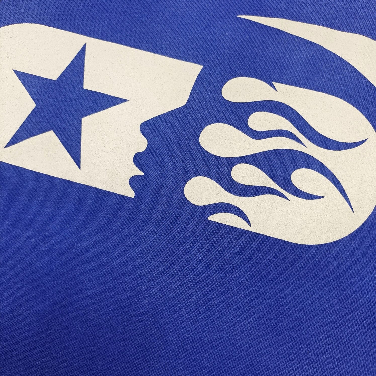Himmelblaues T-Shirt