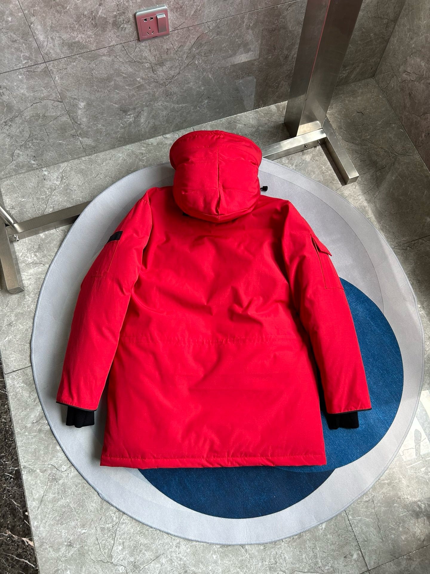 Weiße, graue, rote und schwarze Jacke