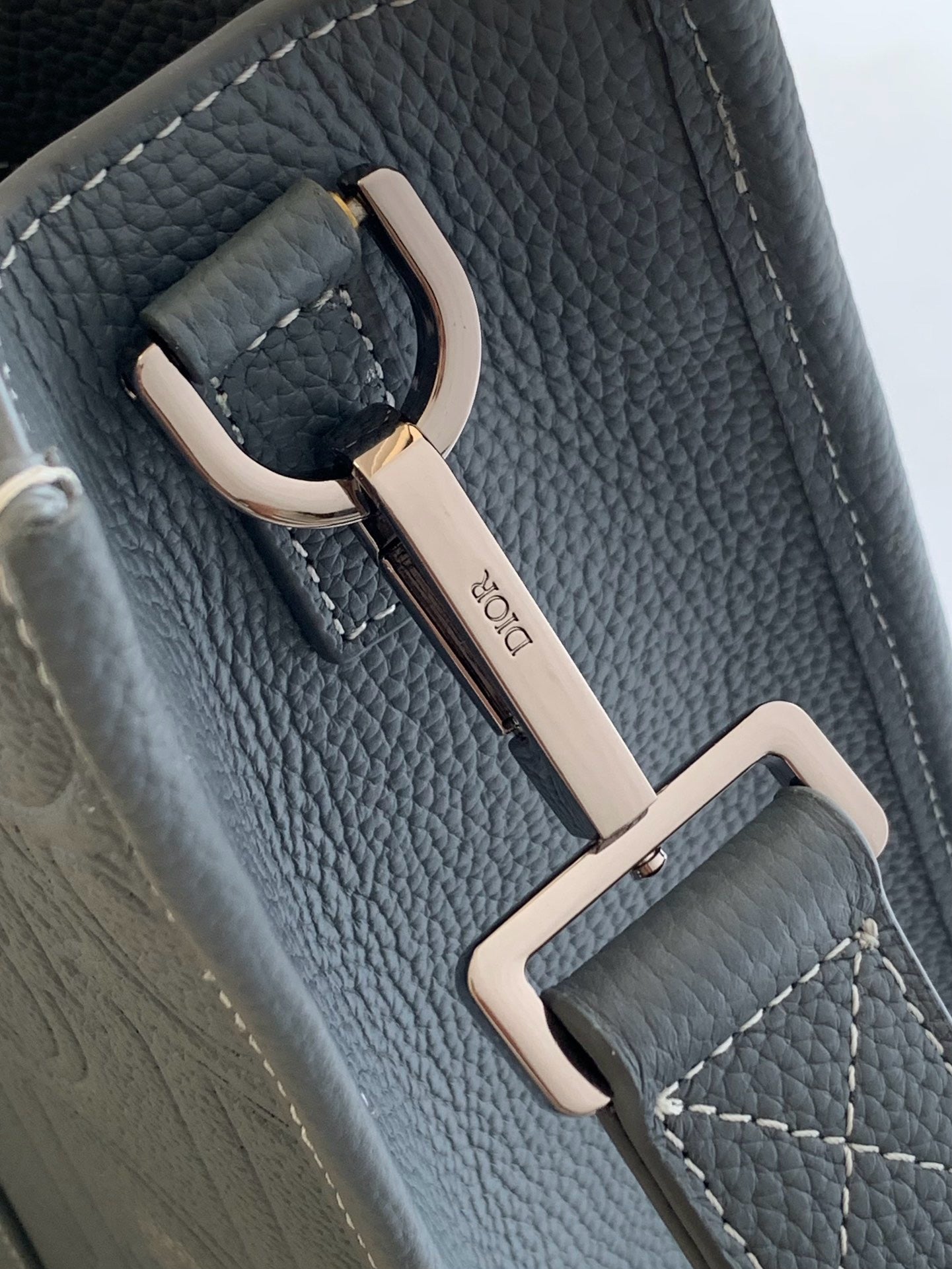 Graublaue und schwarze Tasche