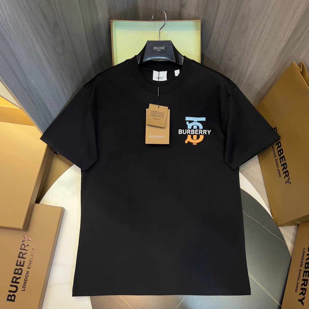 Schwarz-weißes T-Shirt