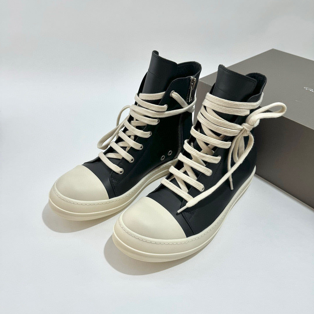 أحذية سوداء وبيضاء