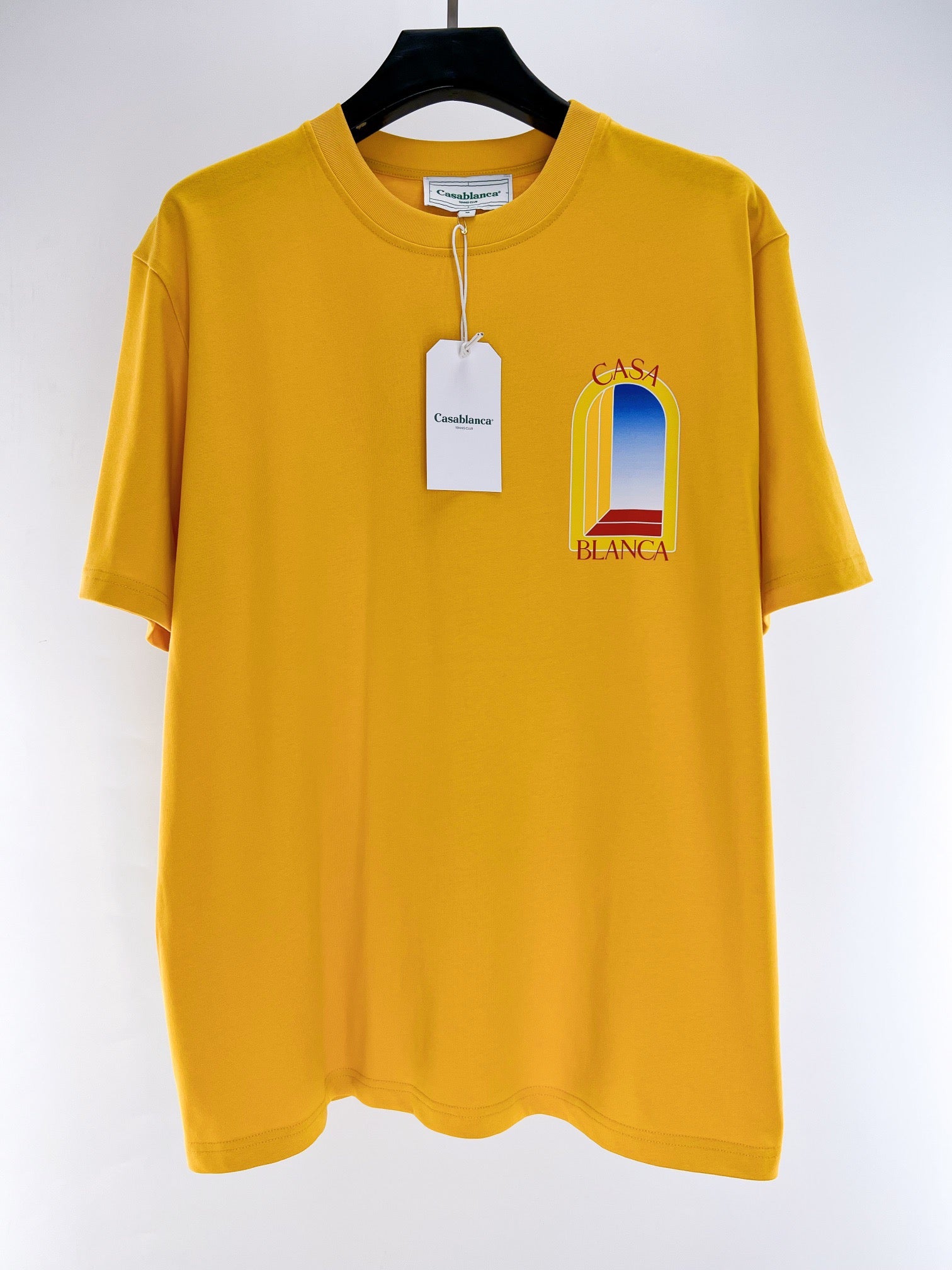 Gelbes und weißes T-Shirt