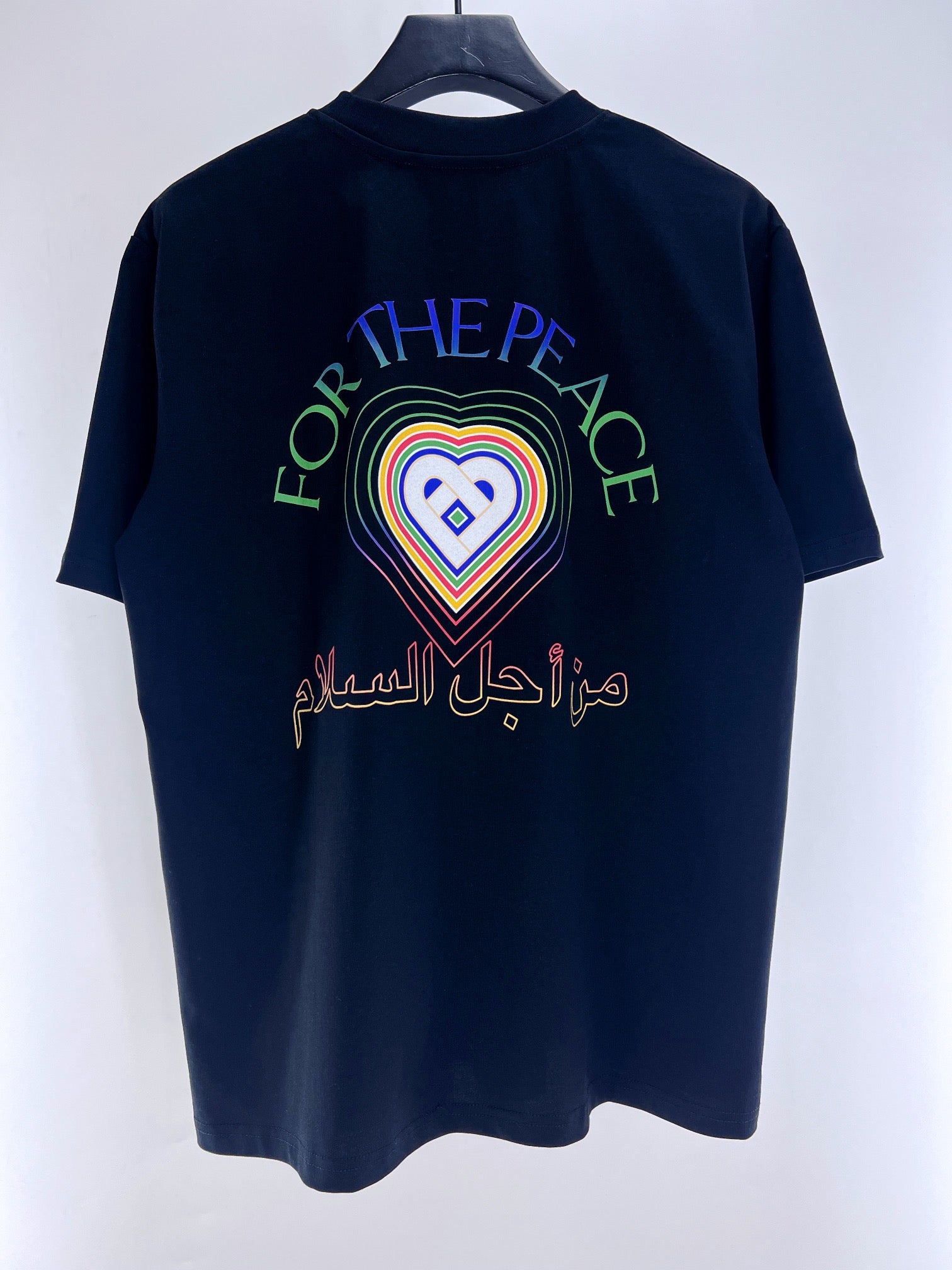 Weißes und blaues T-Shirt