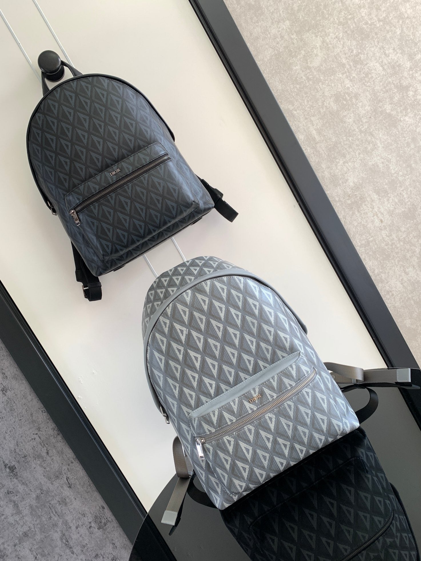 Schwarze und graue Tasche