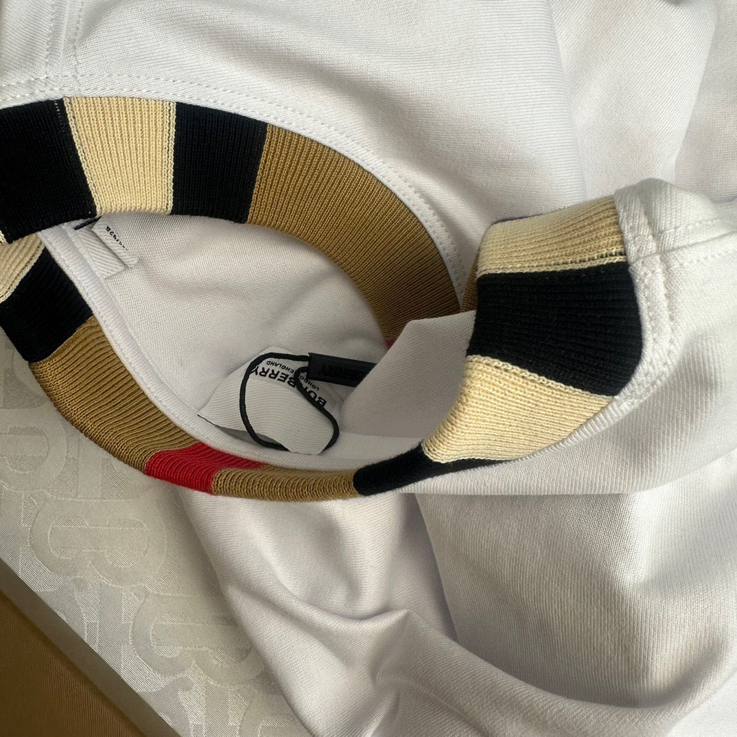 Schwarzes, khakifarbenes und weißes T-Shirt