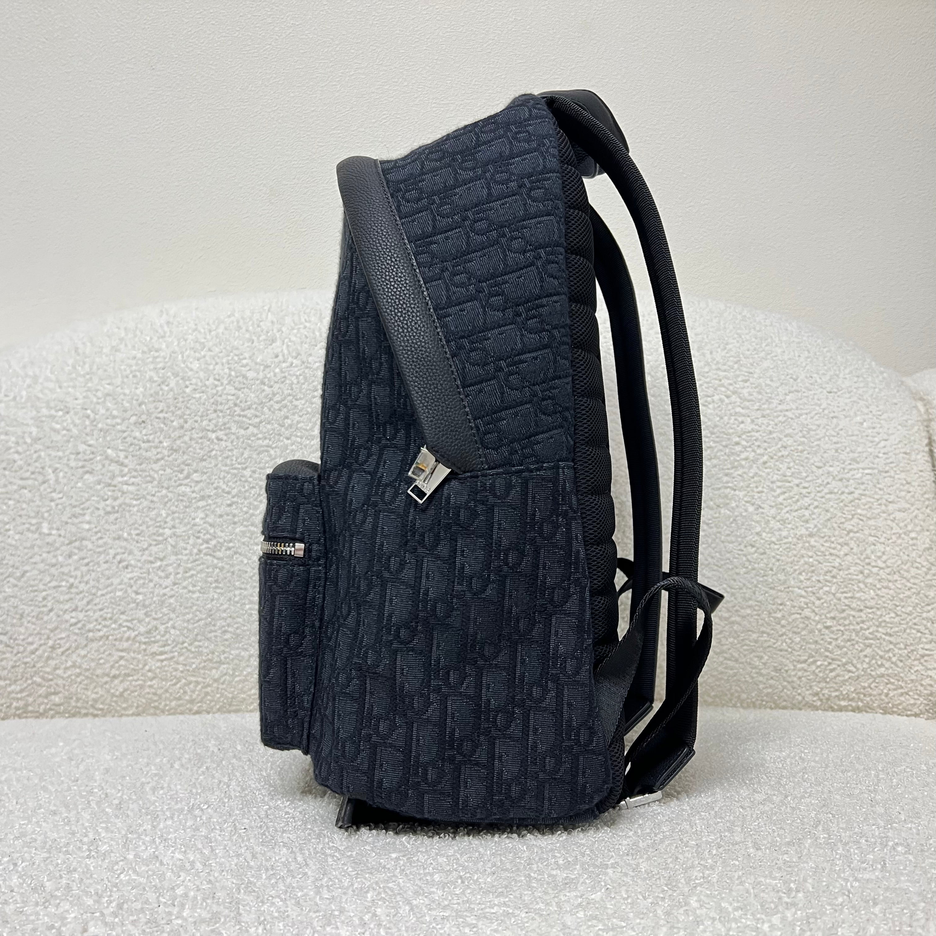 Blaue und schwarzgraue Tasche