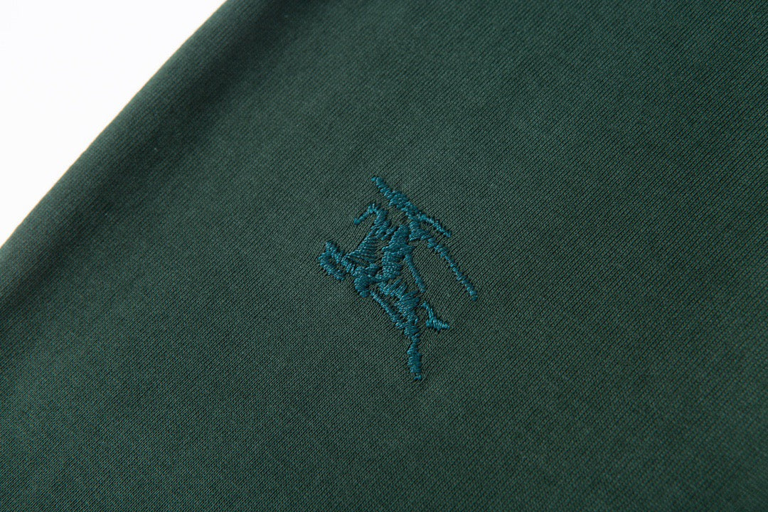 Camiseta verde oscuro y gris