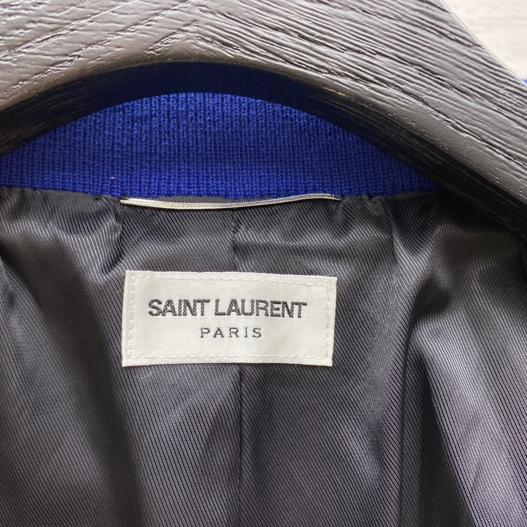Blau-weiße Jacke
