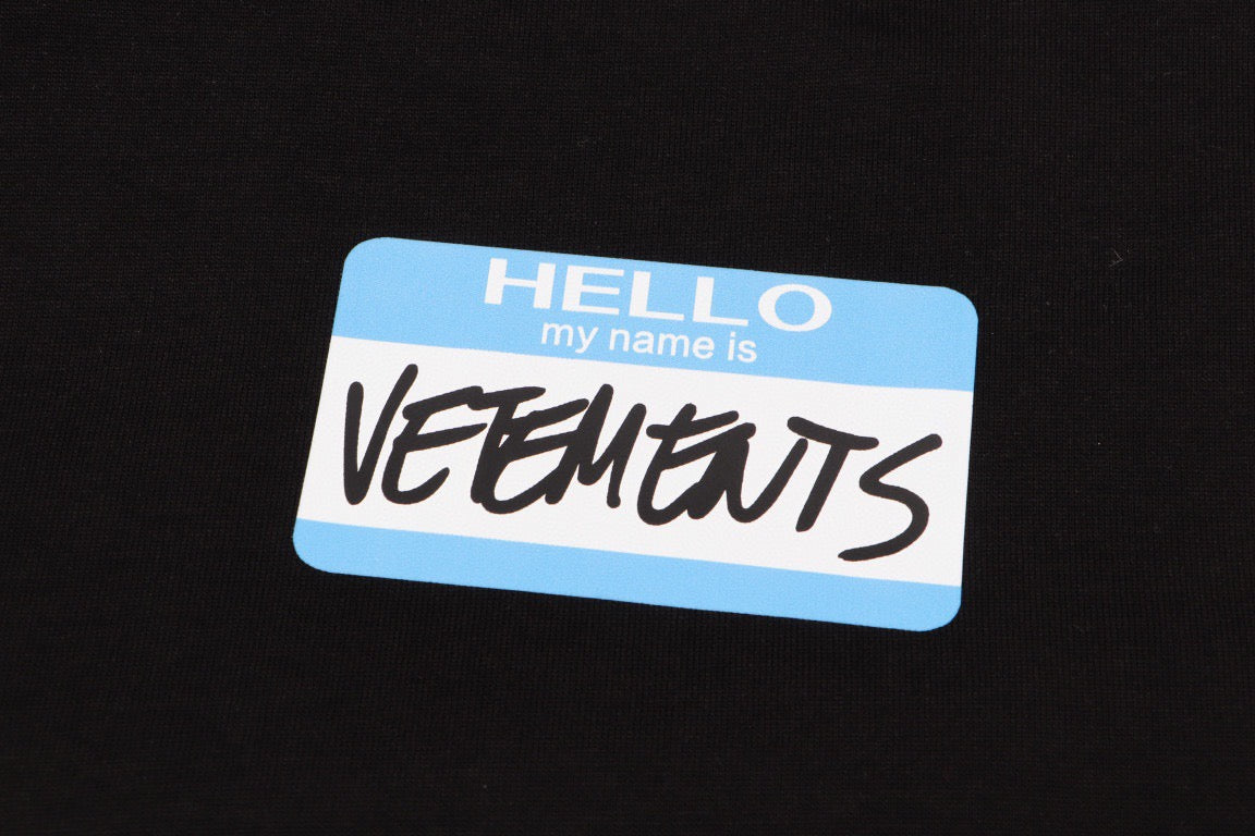 Schwarz-weißes T-Shirt