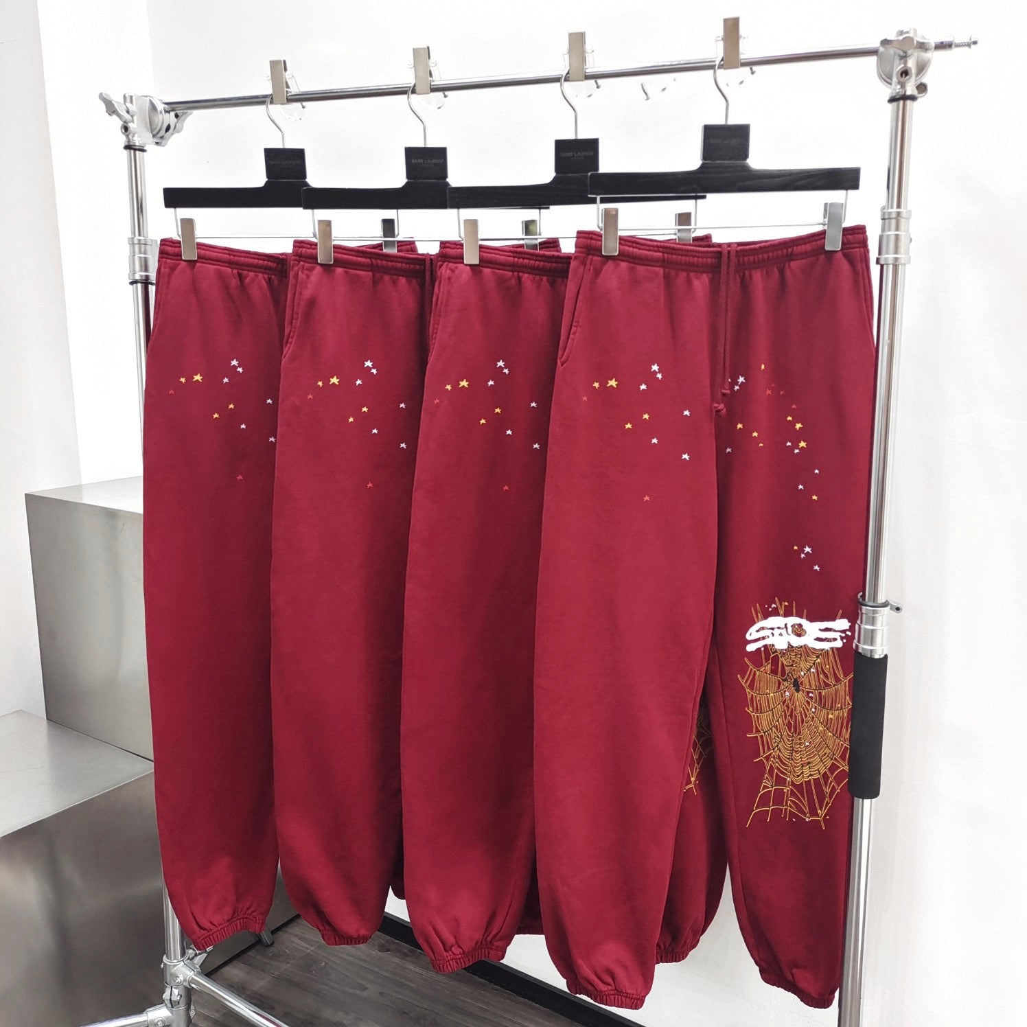 Grüne und rote Hose