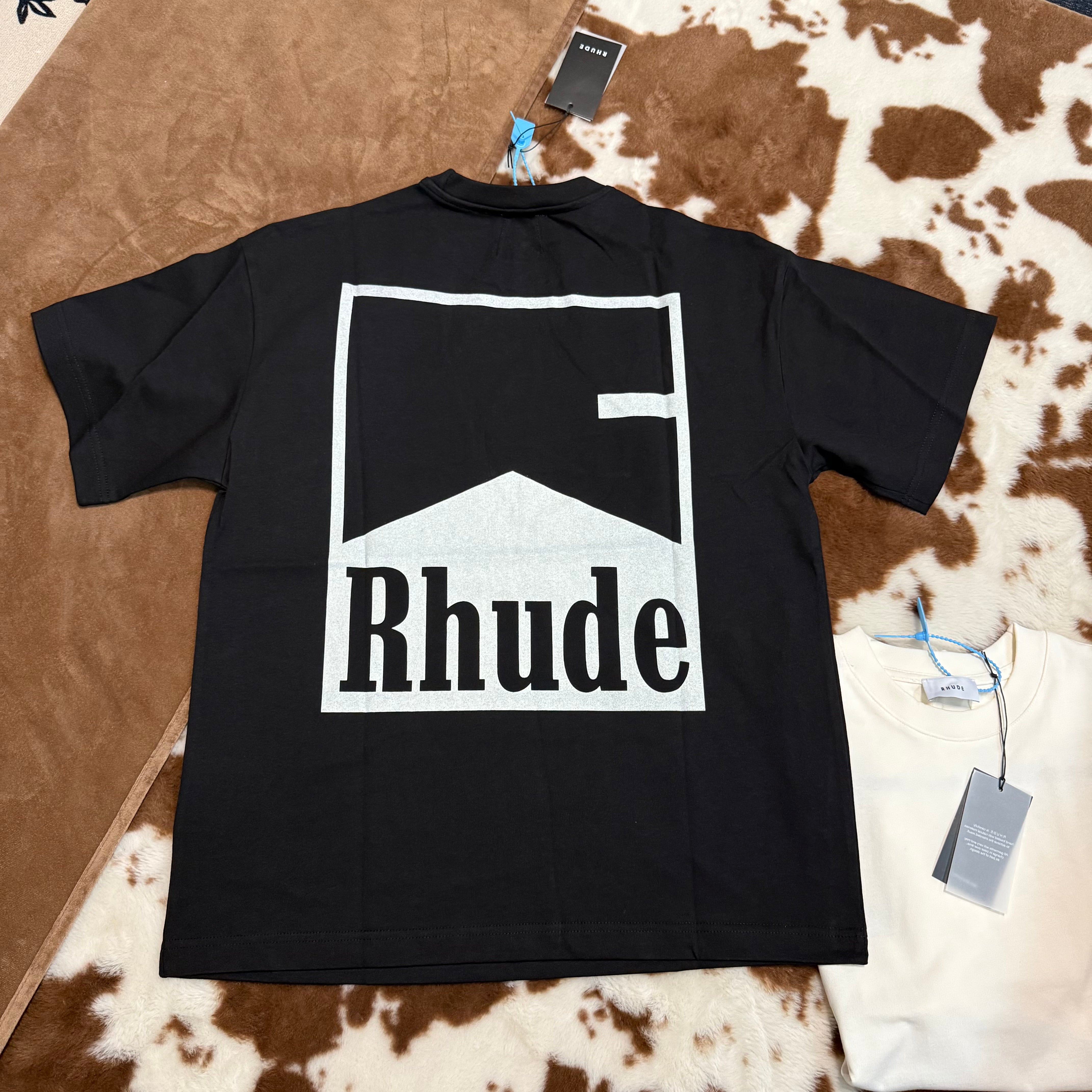 Schwarz-weißes T-Shirt