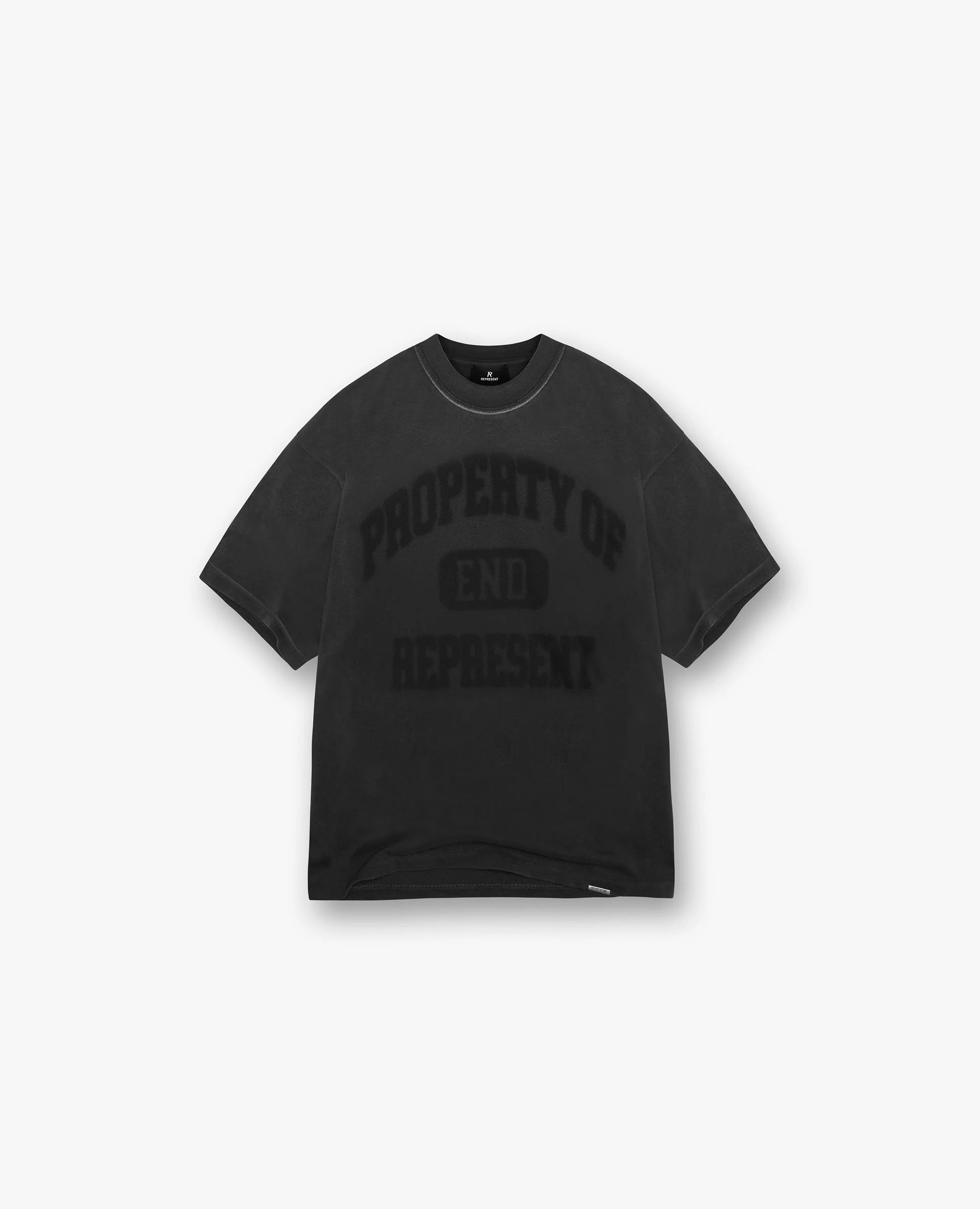 Weißes und altes schwarzes T-Shirt
