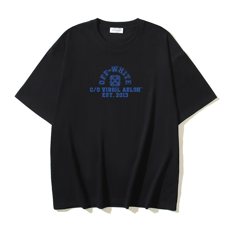 Rotes, schwarzes, blaues und weißes T-Shirt