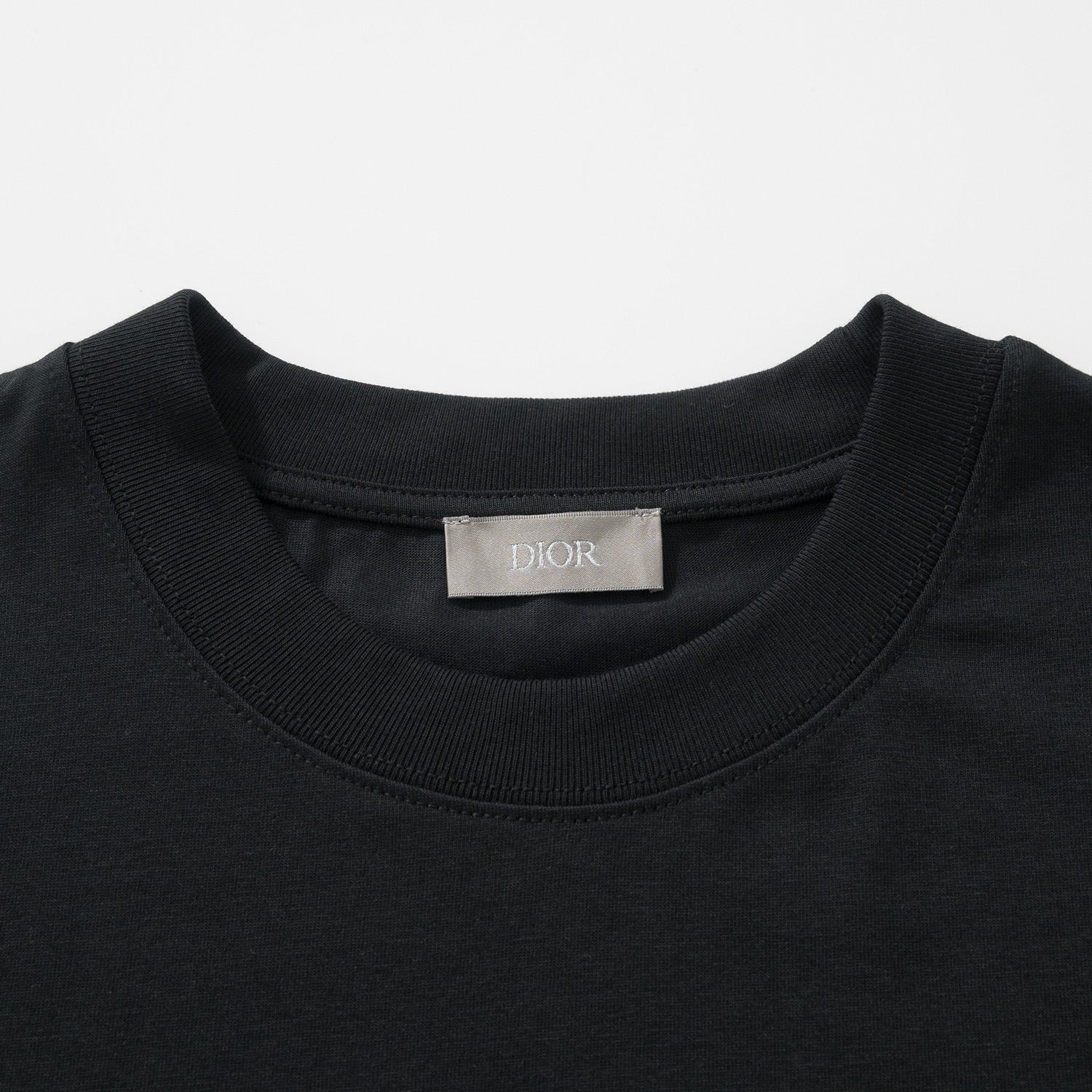Schwarzes, weißes und blaues T-Shirt