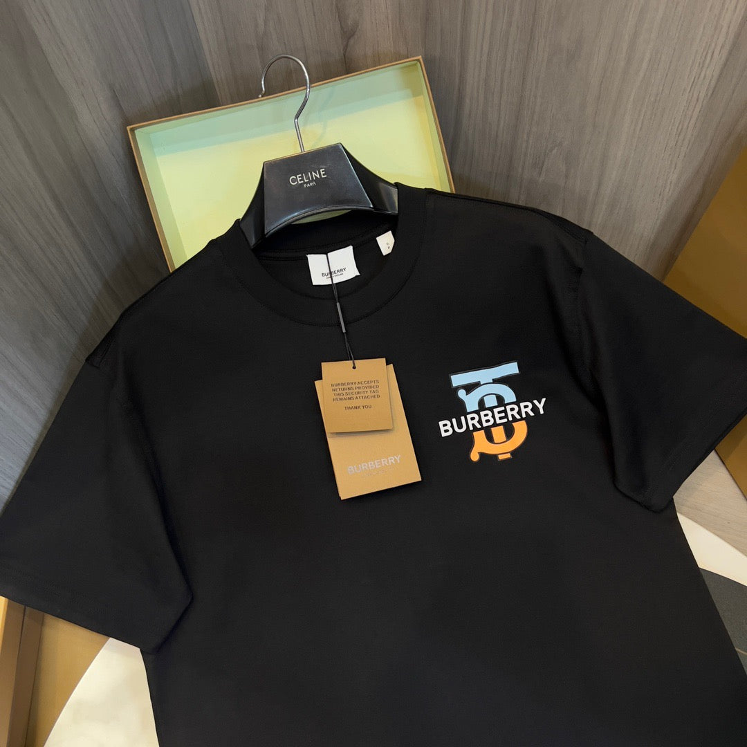 تي شيرت أبيض وأسود