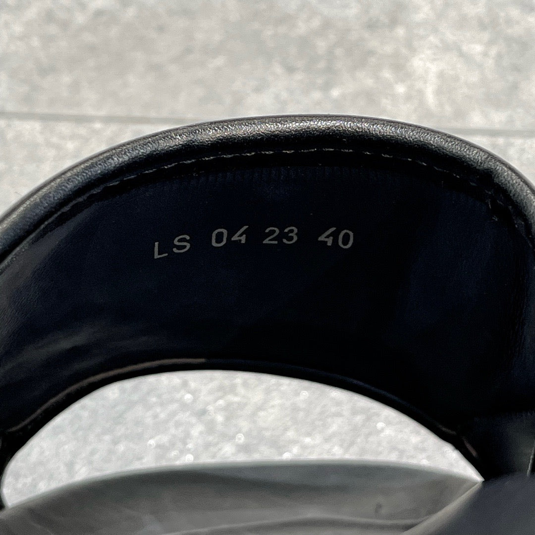 أحذية سوداء ورمادية