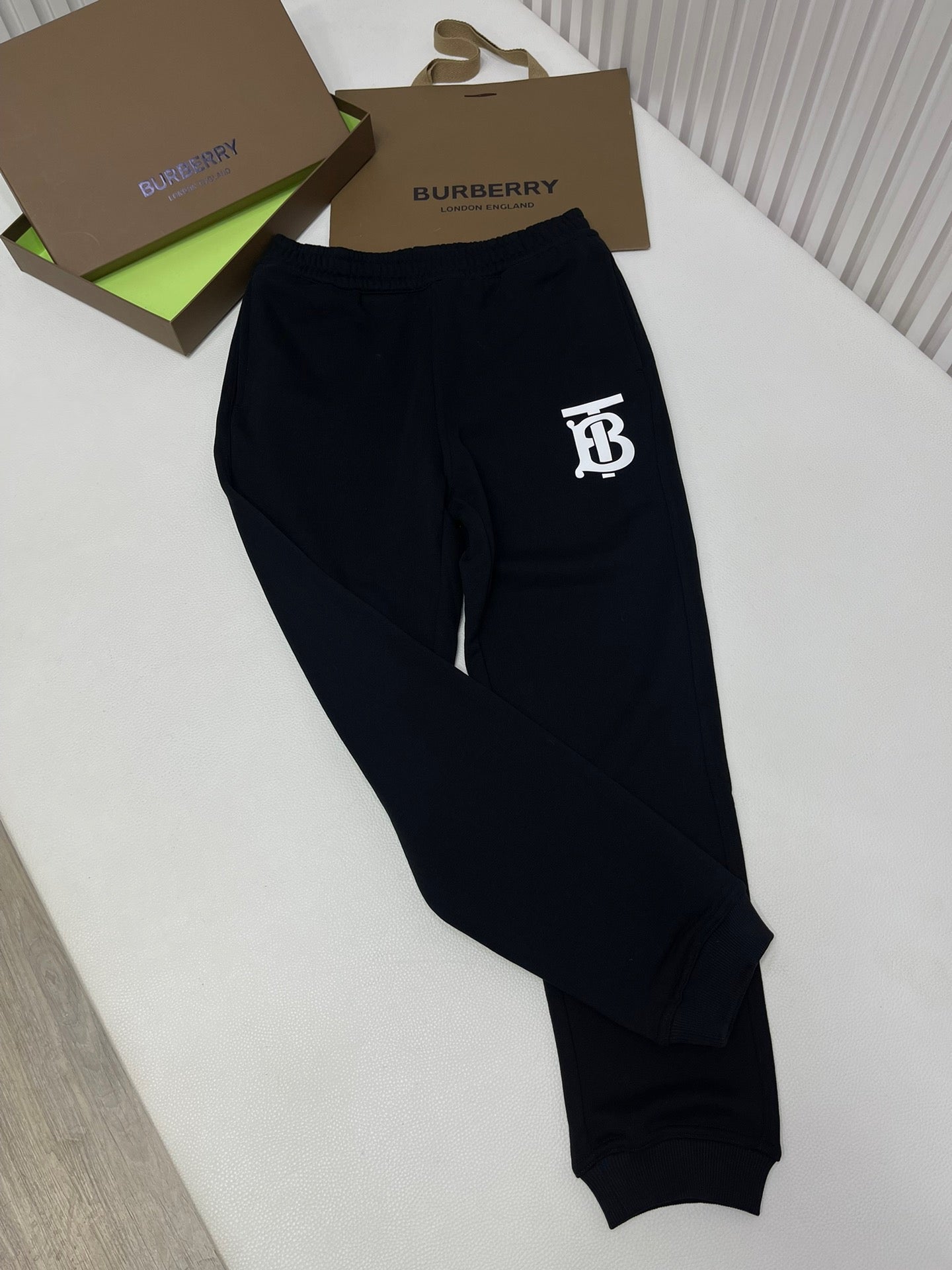 Schwarze Hosen
