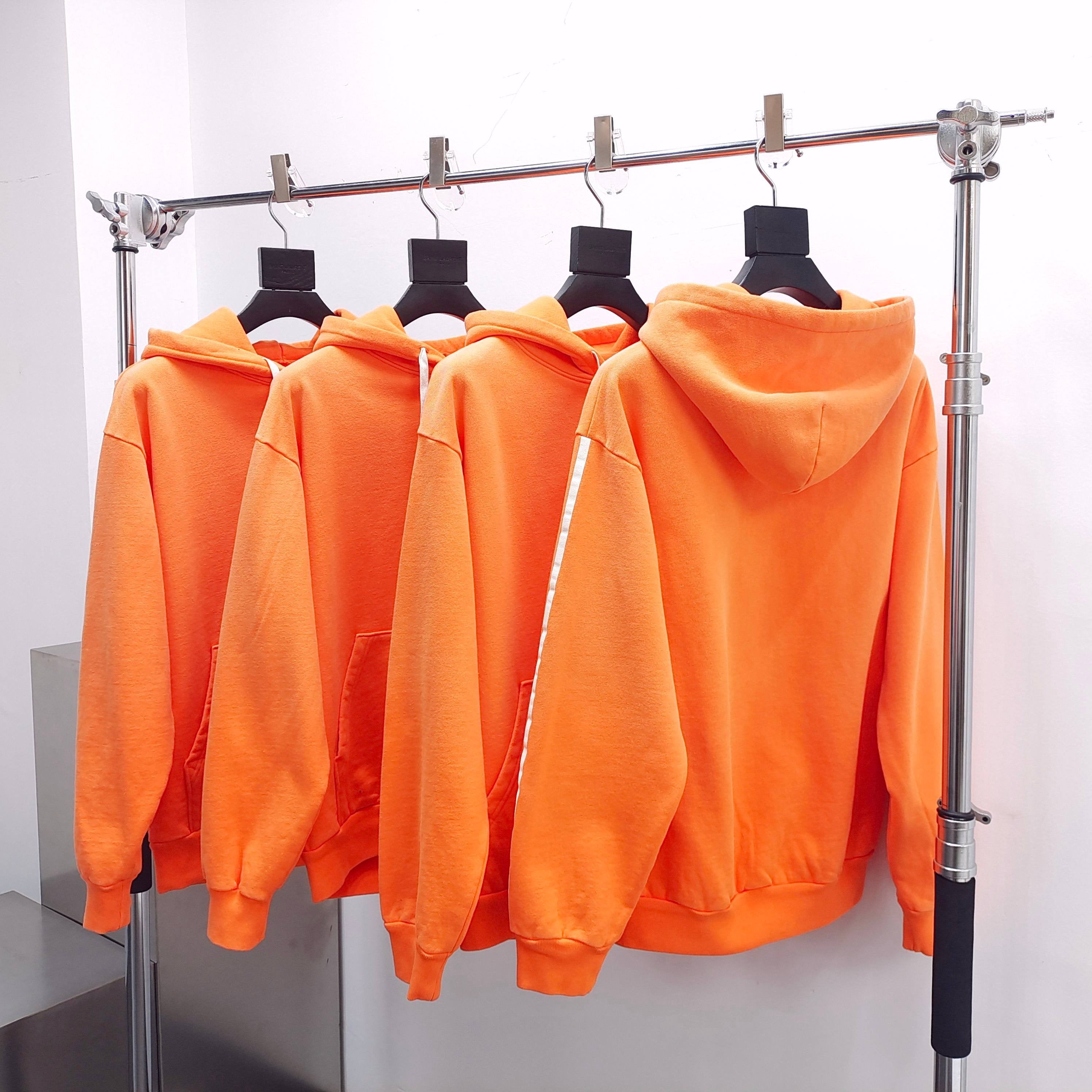 Orangefarbener Kapuzenpullover