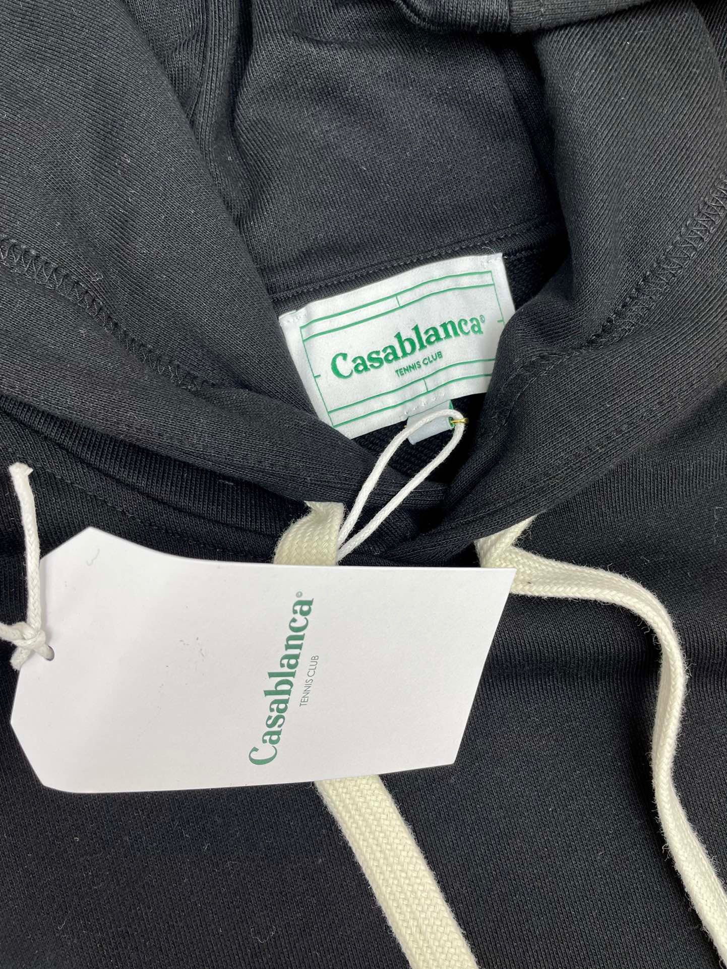 Schwarz-grüner Kapuzenpullover