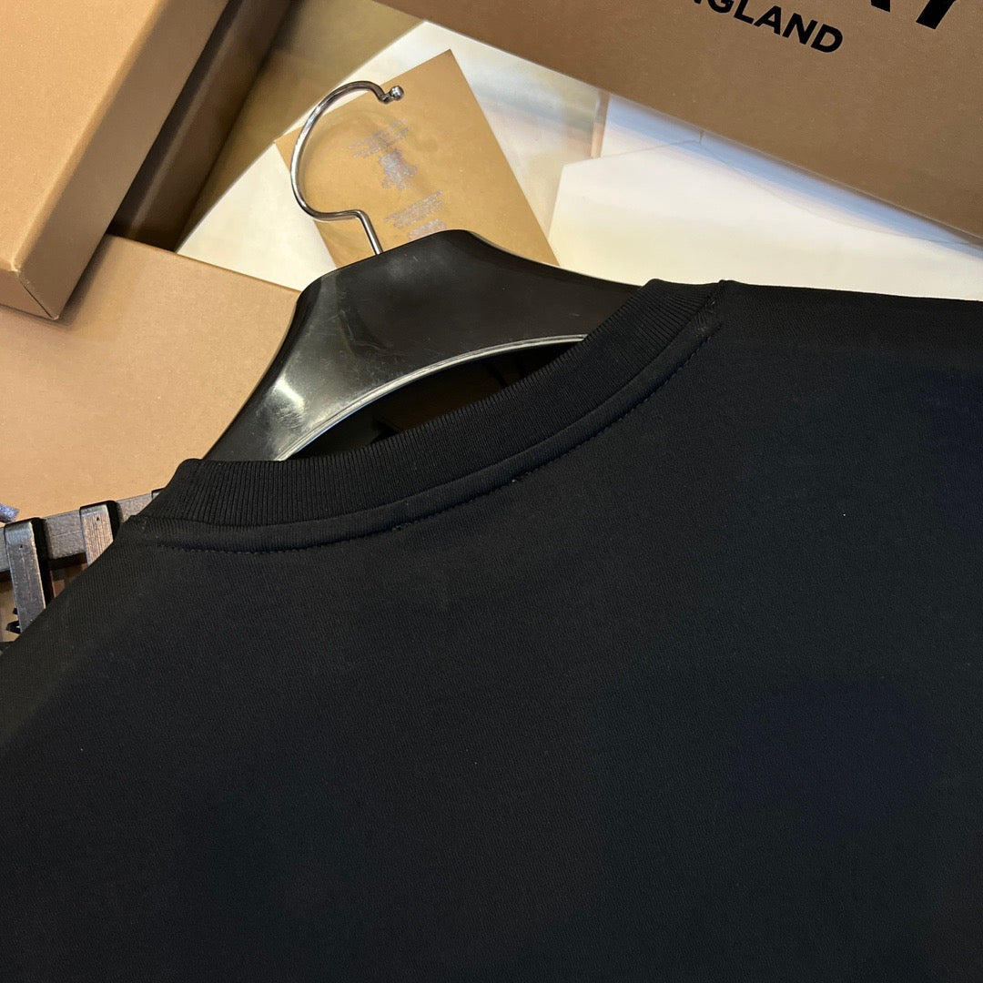 Schwarz-weißes T-Shirt