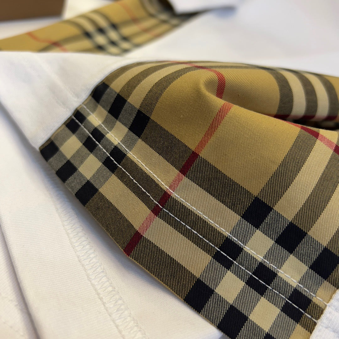 Schwarz-weißes T-Shirt