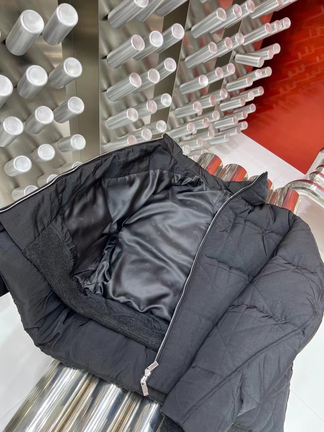 Schwarze und hellblaue Jacke