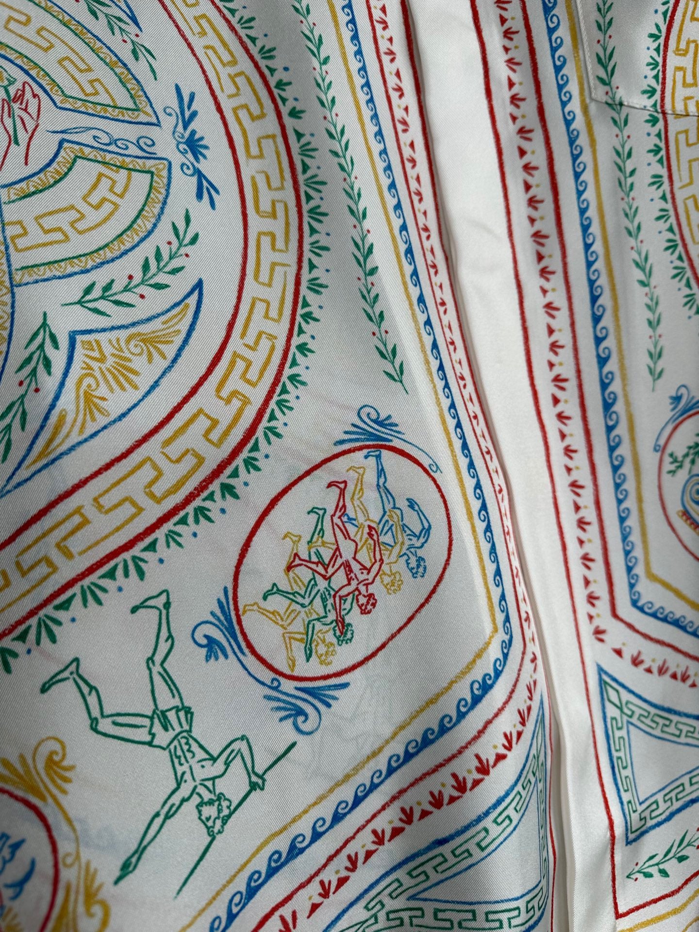 قميص متعدد الألوان