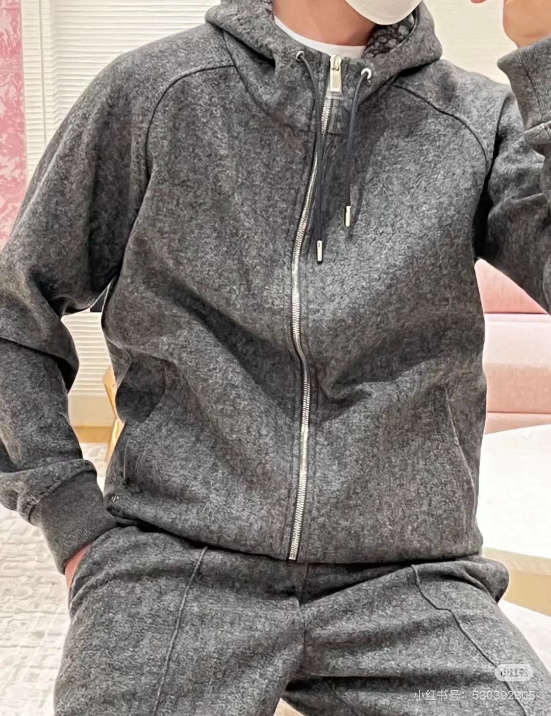 Pantalón negro oscuro y caqui