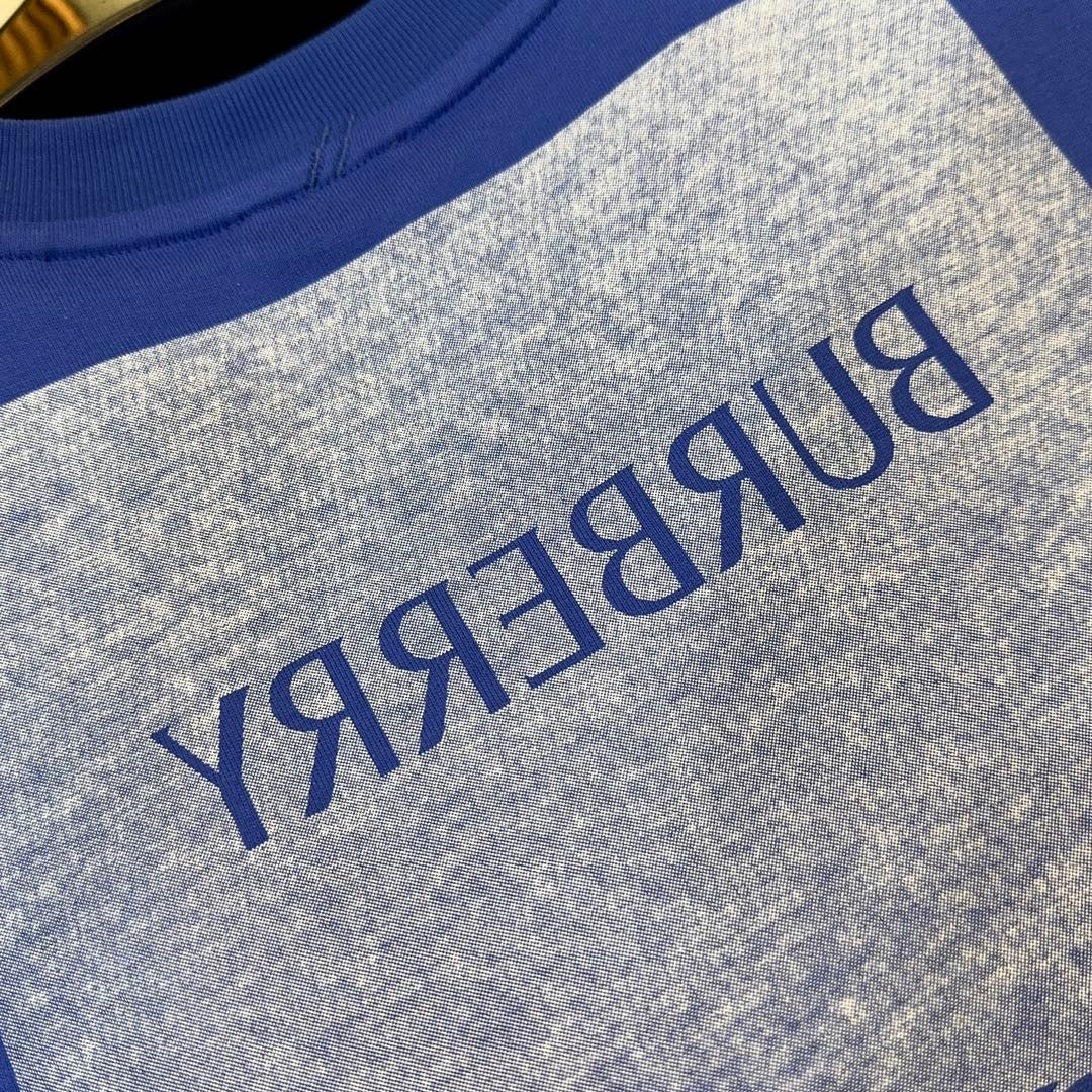 Weißes und blaues T-Shirt