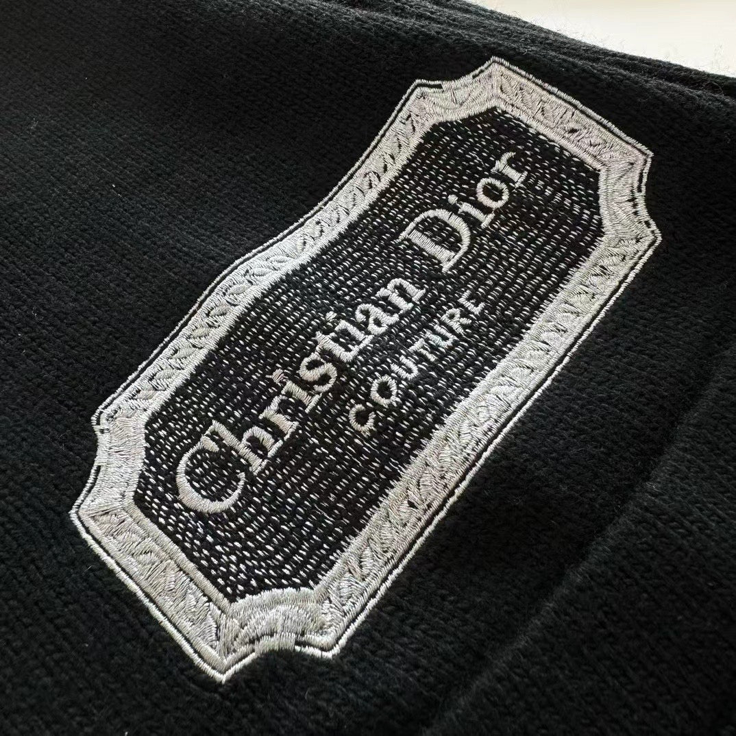 Schwarze und graue Jacke