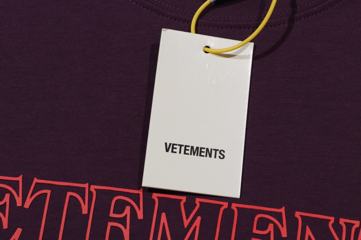 Schwarzes, weißes und lila T-Shirt