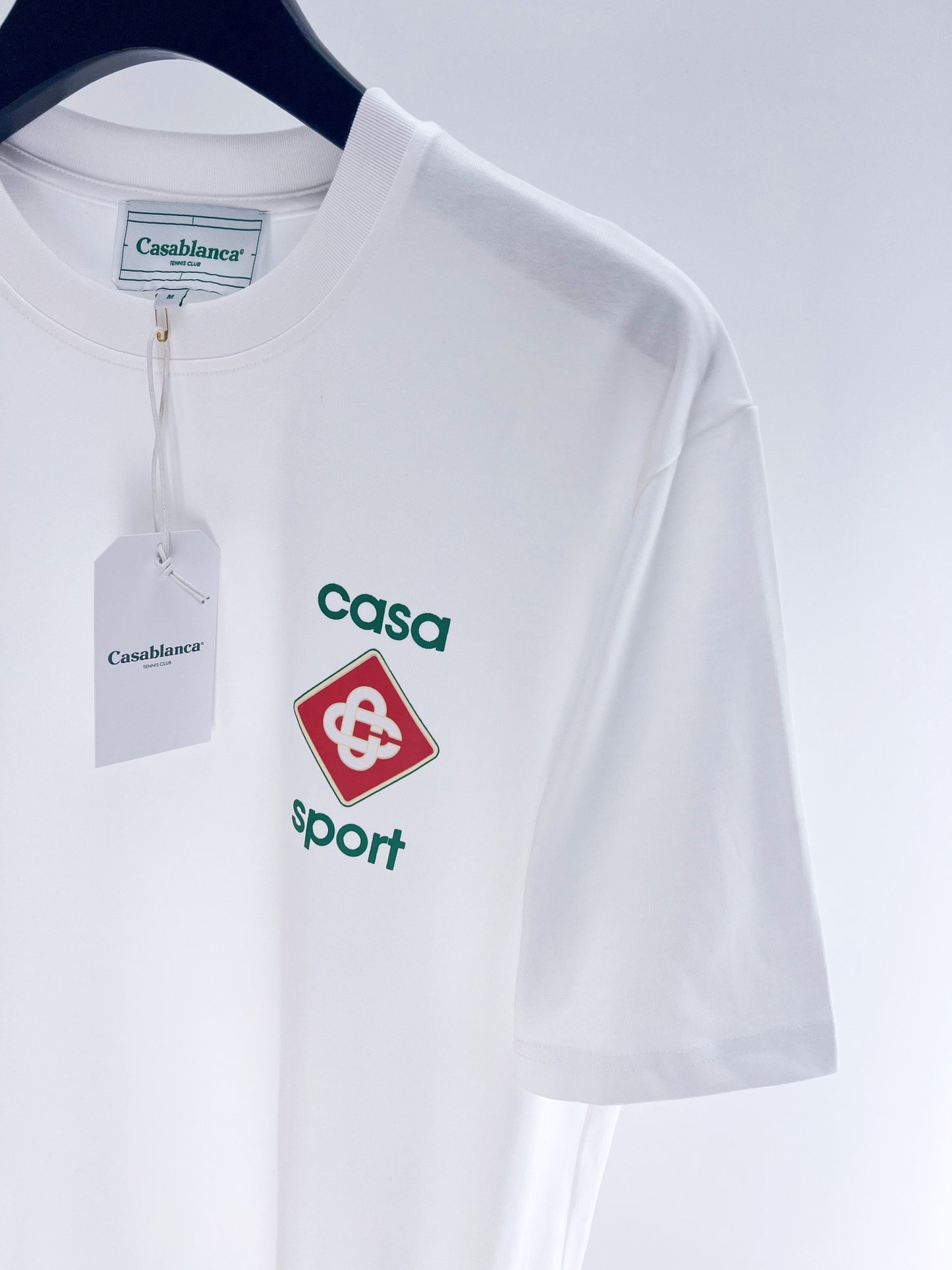 Dunkelblaues und weißes T-Shirt