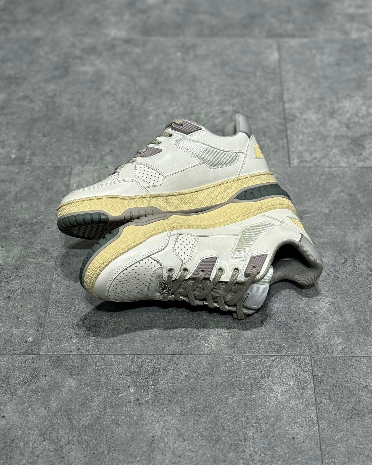 Weißgraue Schuhe